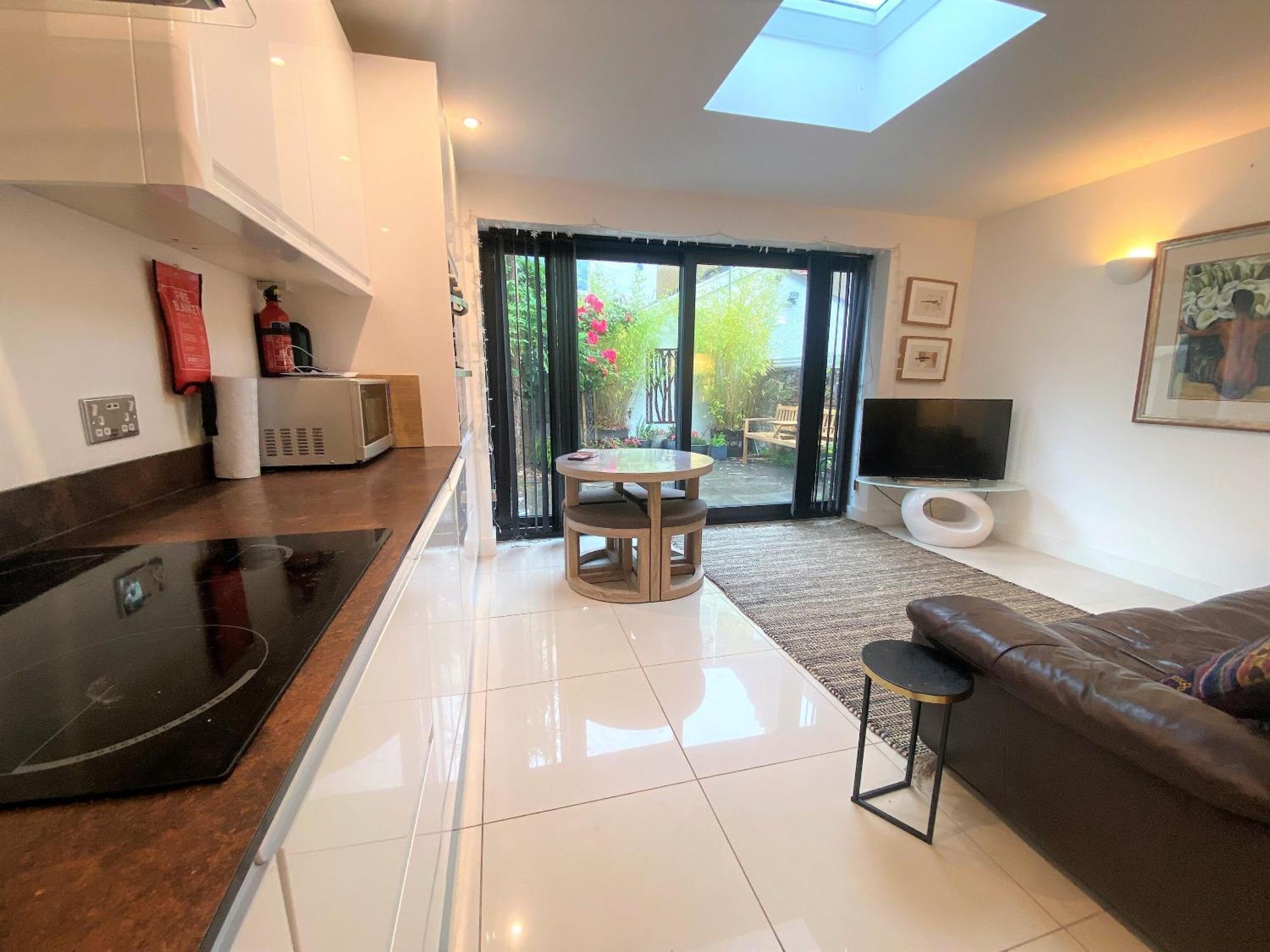 Contemporary Eco-home Near Harbourside Holiday home