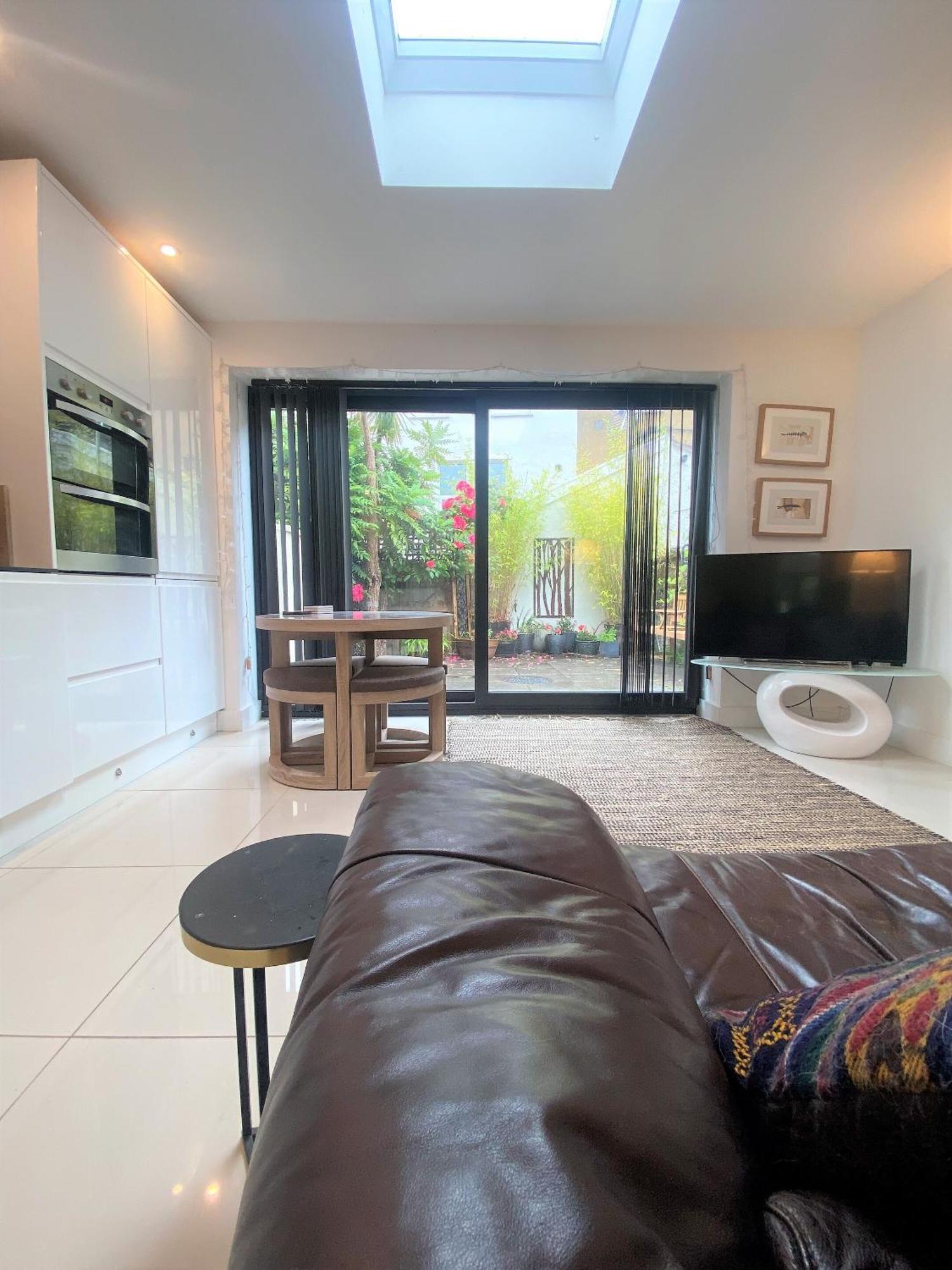 Contemporary Eco-home Near Harbourside Holiday home