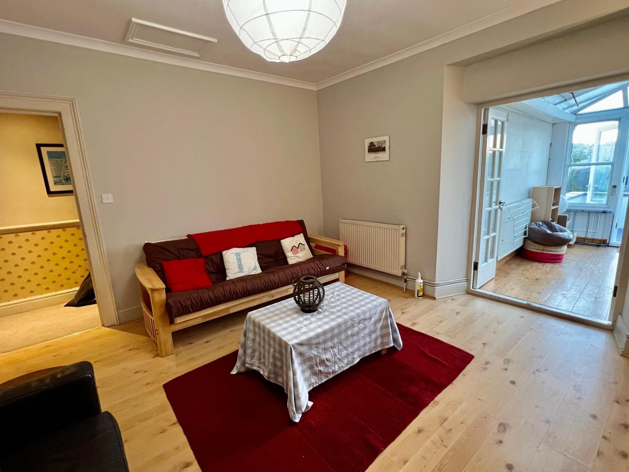 3 Bed Penthouse Flat With Conservatory & Roof Terrace - Views Apartment *