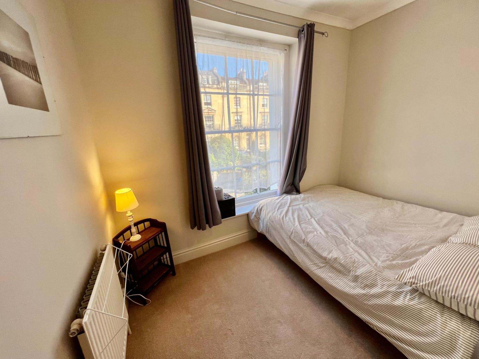 Apartment 3 Bed Penthouse Flat With Conservatory & Roof Terrace - Views *