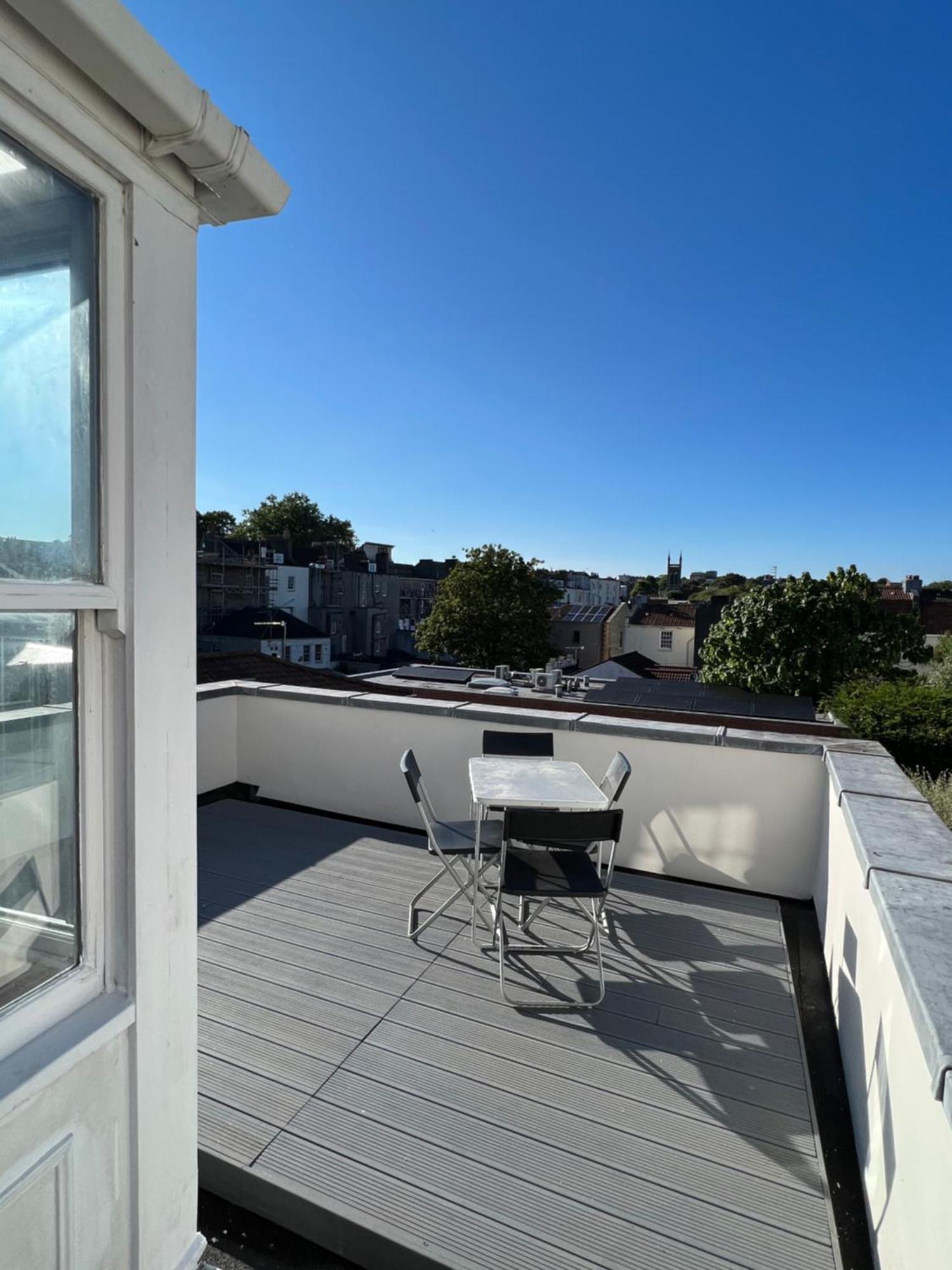 Apartment 3 Bed Penthouse Flat With Conservatory & Roof Terrace - Views