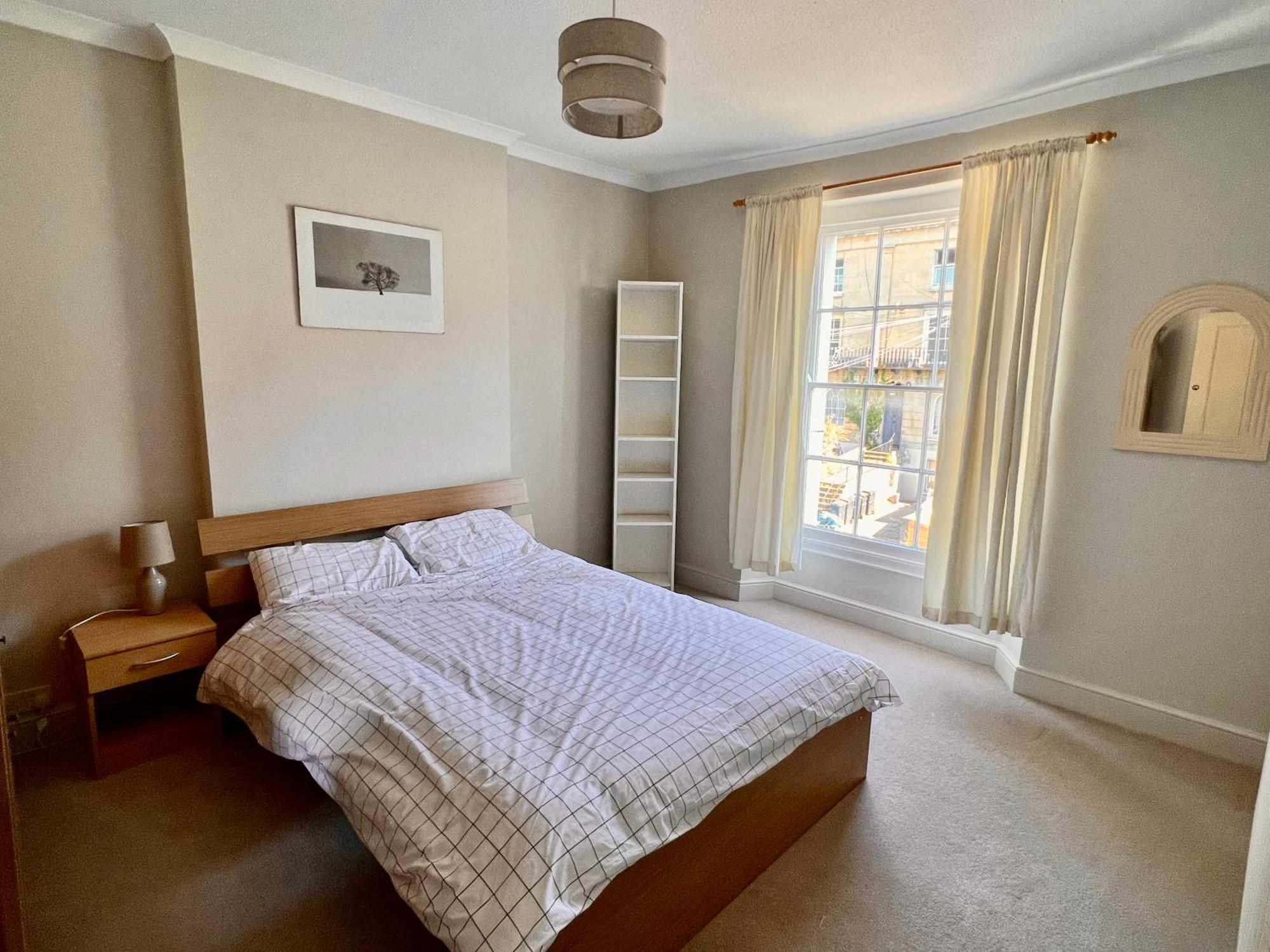 Apartment 3 Bed Penthouse Flat With Conservatory & Roof Terrace - Views