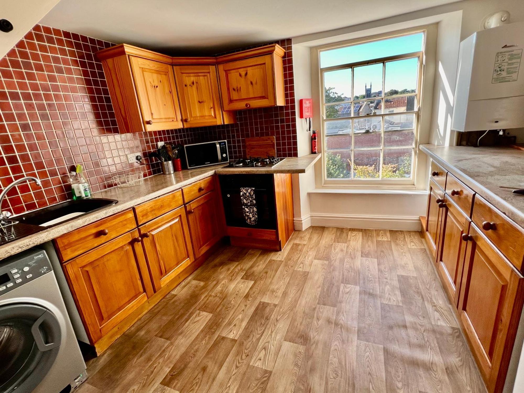 Apartment 3 Bed Penthouse Flat With Conservatory & Roof Terrace - Views