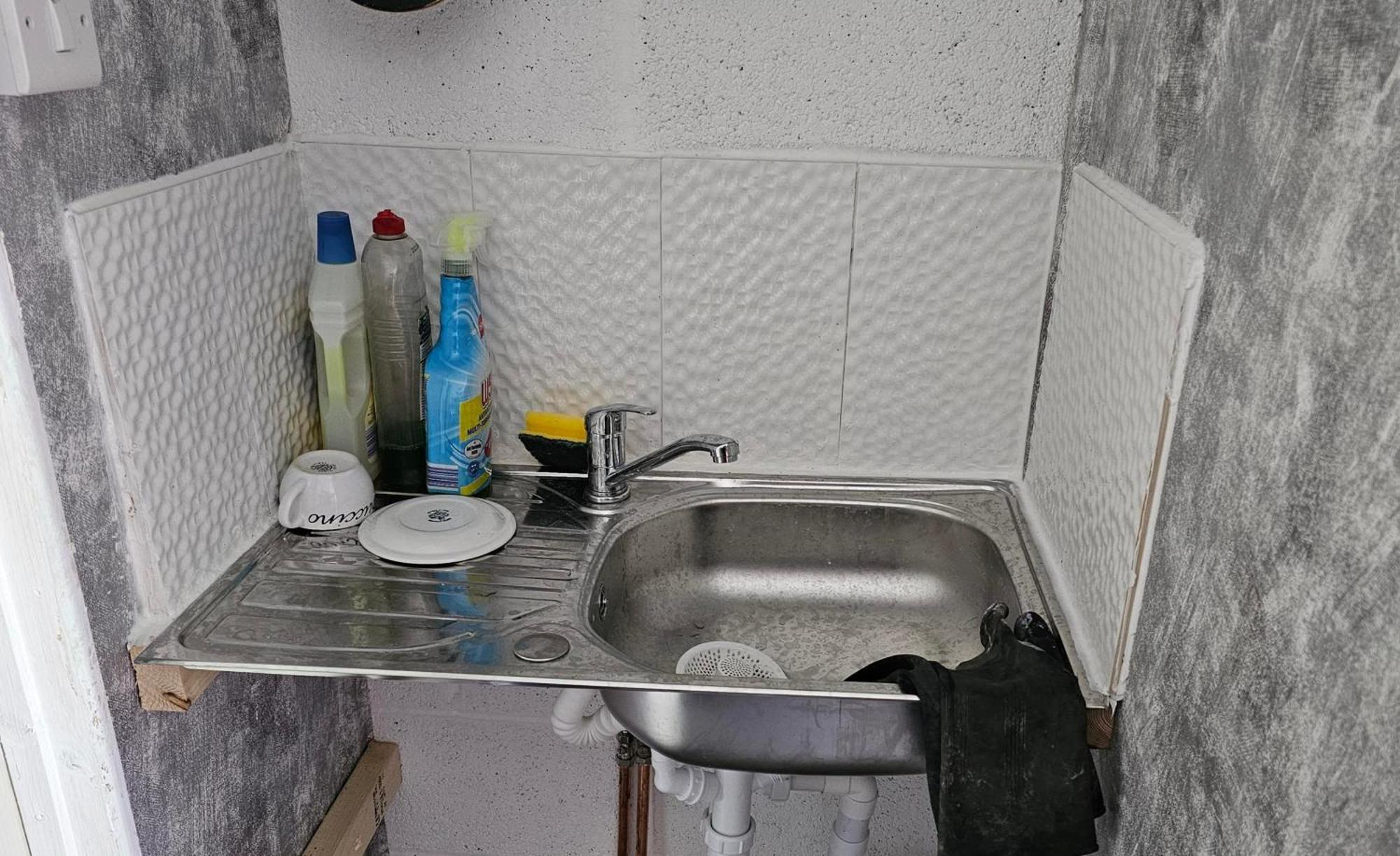 Double Bedroom In Converted Garage-no Shower,bath Facility Bristol