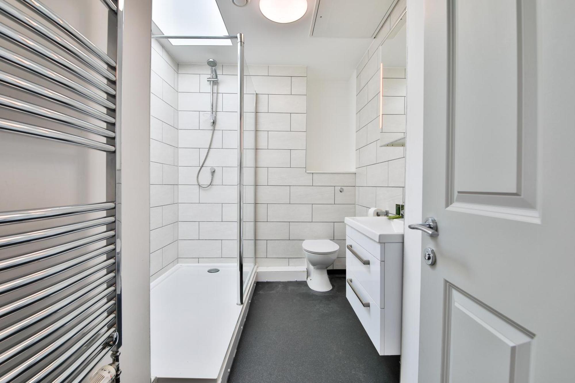 Modern 2 Bed Central City Flat With Free Parking *