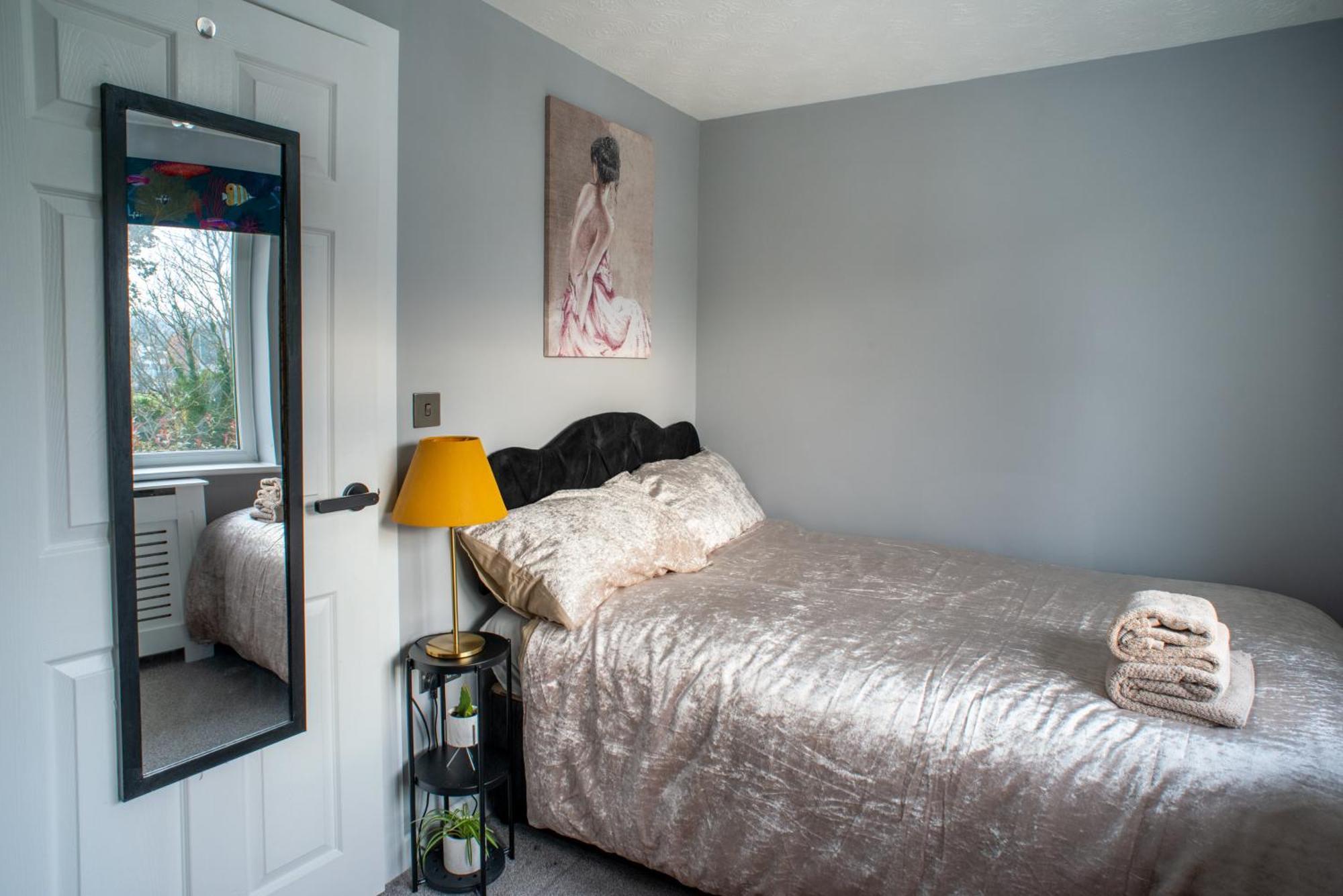 No10 - 2 Bedroom House With Private Garden And Parking * Bristol