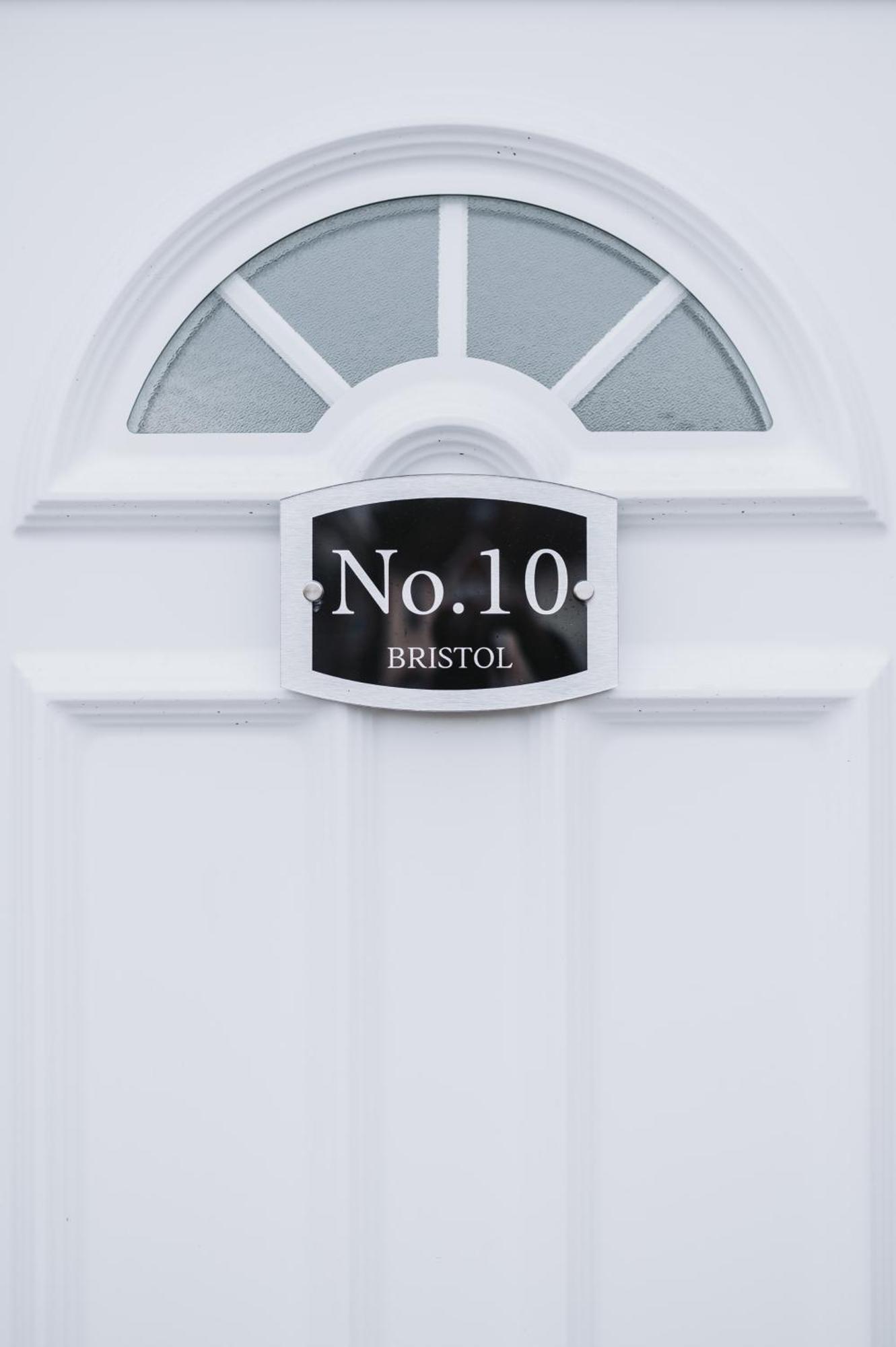 No10 - 2 Bedroom House With Private Garden And Parking *