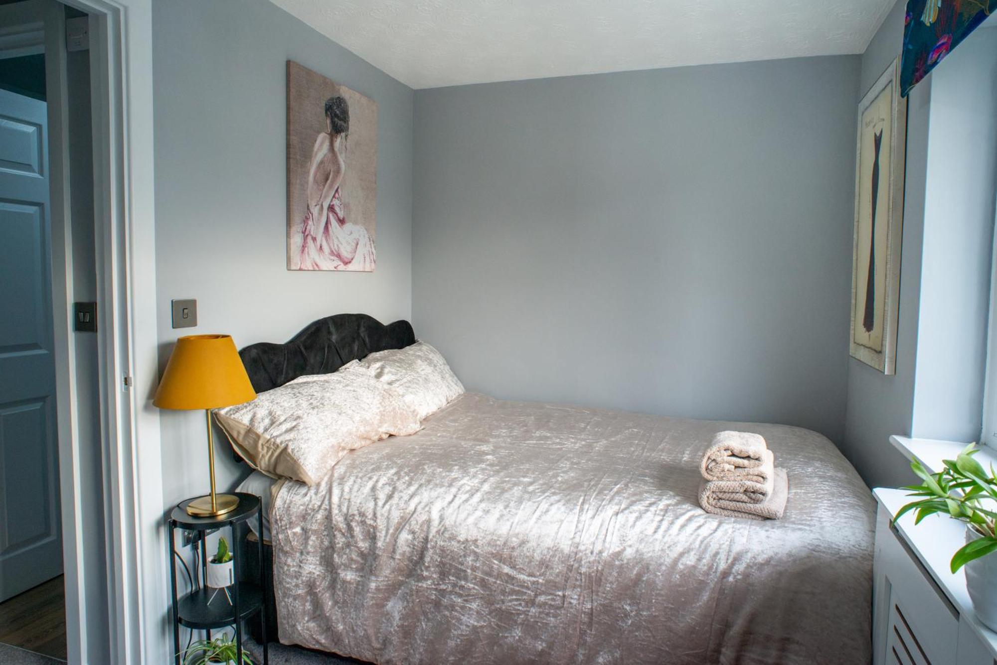 No10 - 2 Bedroom House With Private Garden And Parking *