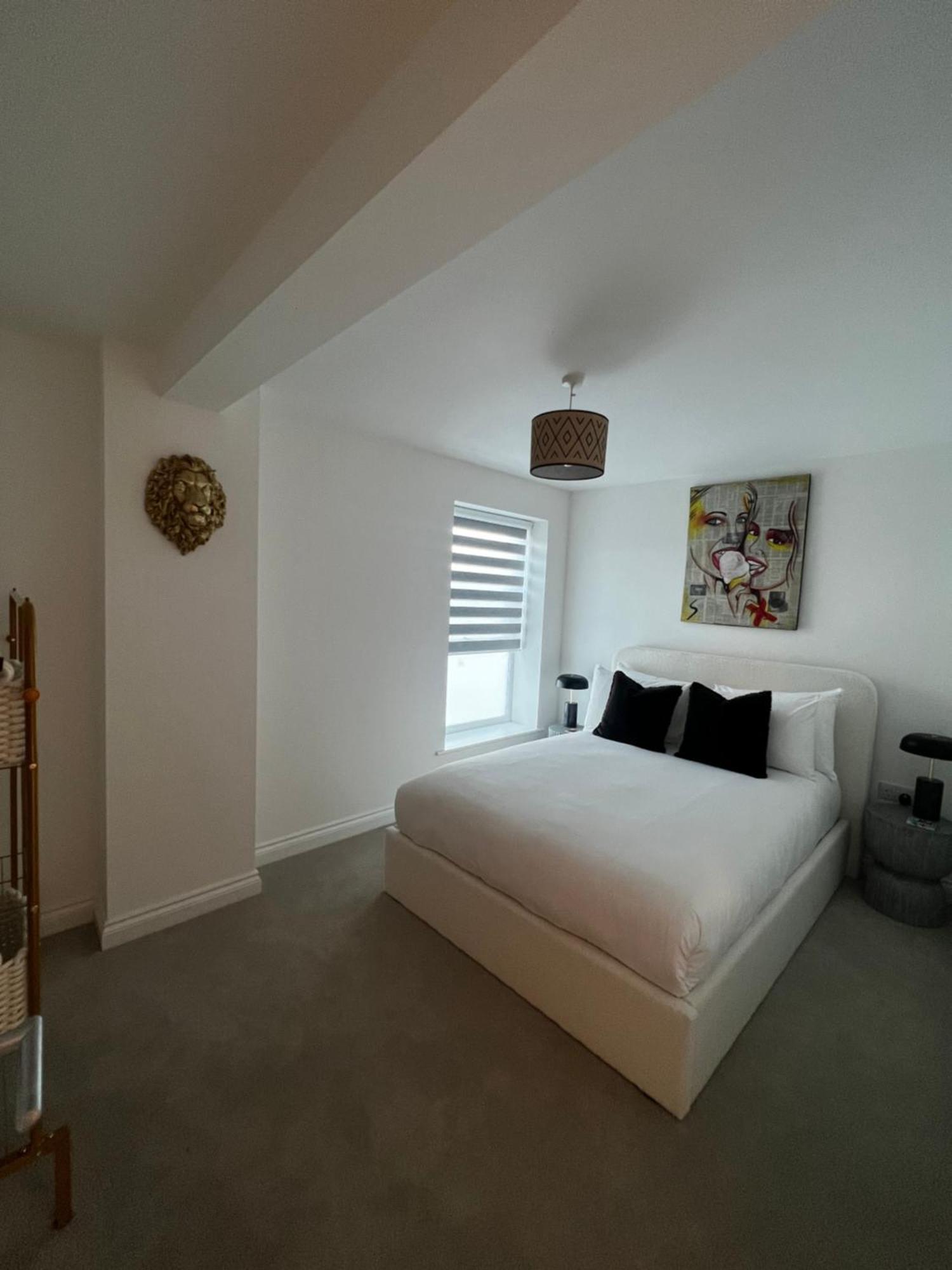 Modern And Spacious Two Bedroom Near City Centre Apartment