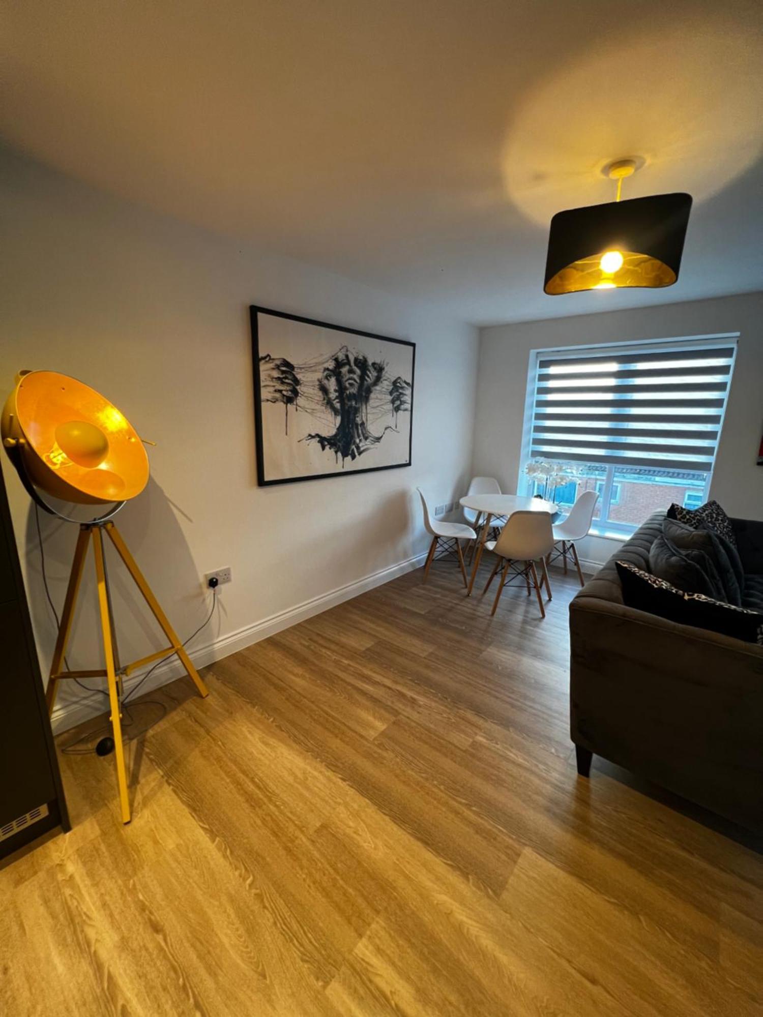 Modern And Spacious Two Bedroom Near City Centre Apartment Bristol
