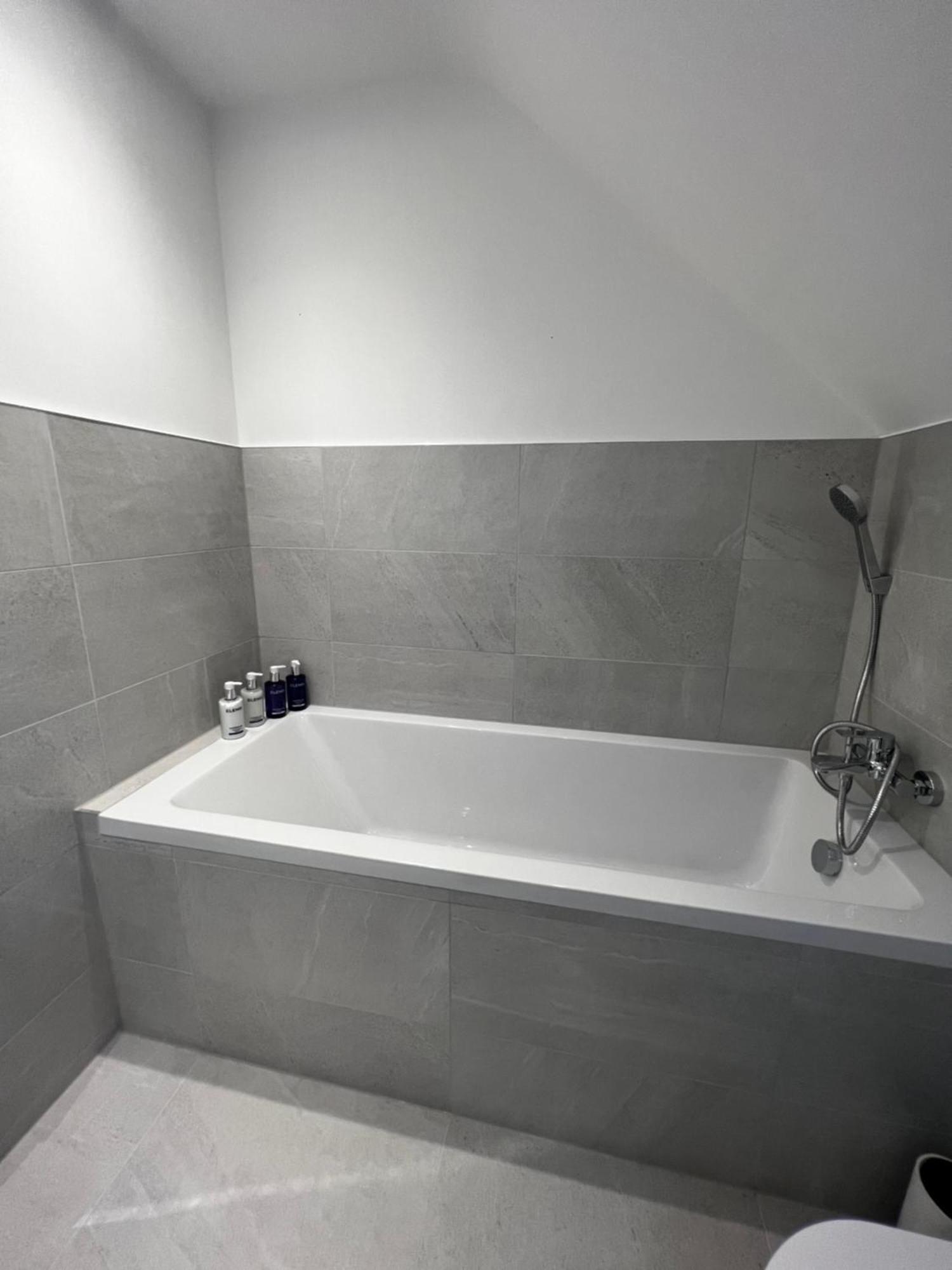 Modern And Spacious Two Bedroom Near City Centre Bristol