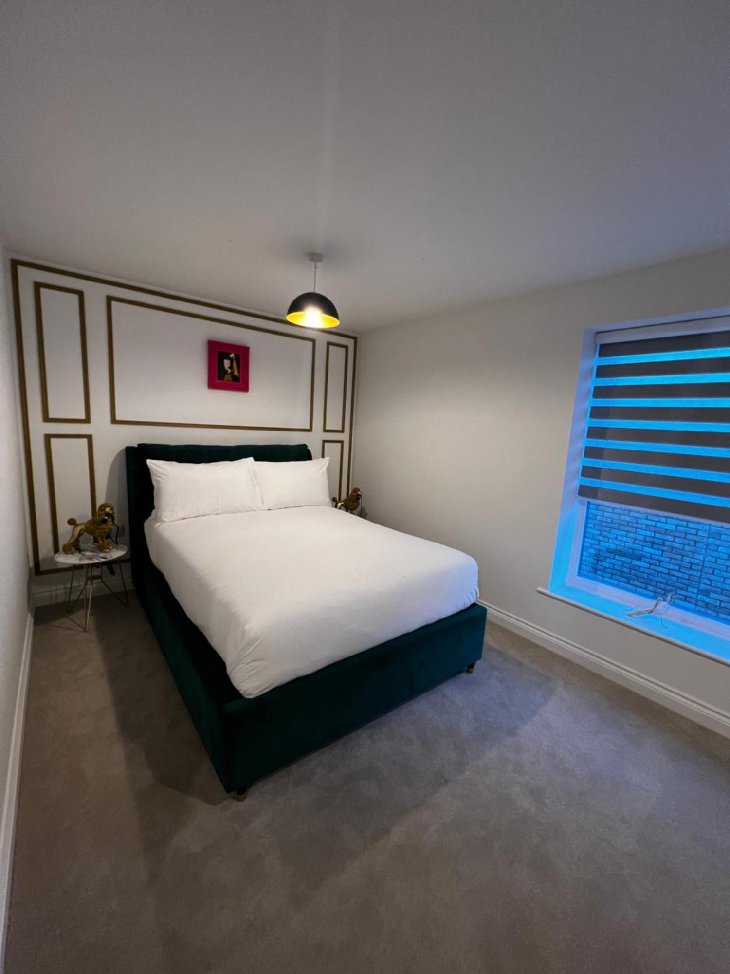 Apartment Modern And Spacious Two Bedroom Near City Centre *