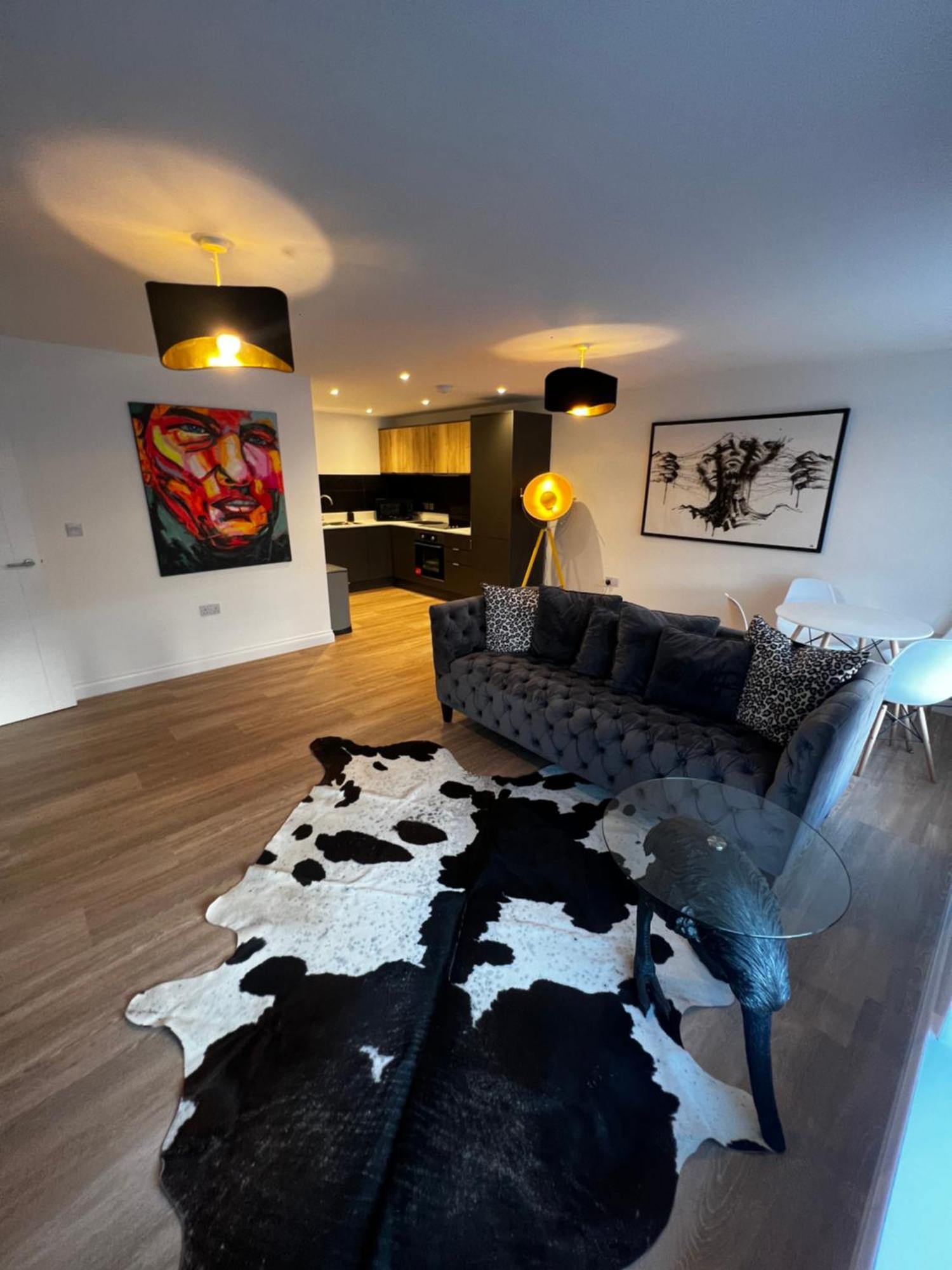 Modern And Spacious Two Bedroom Near City Centre Apartment *
