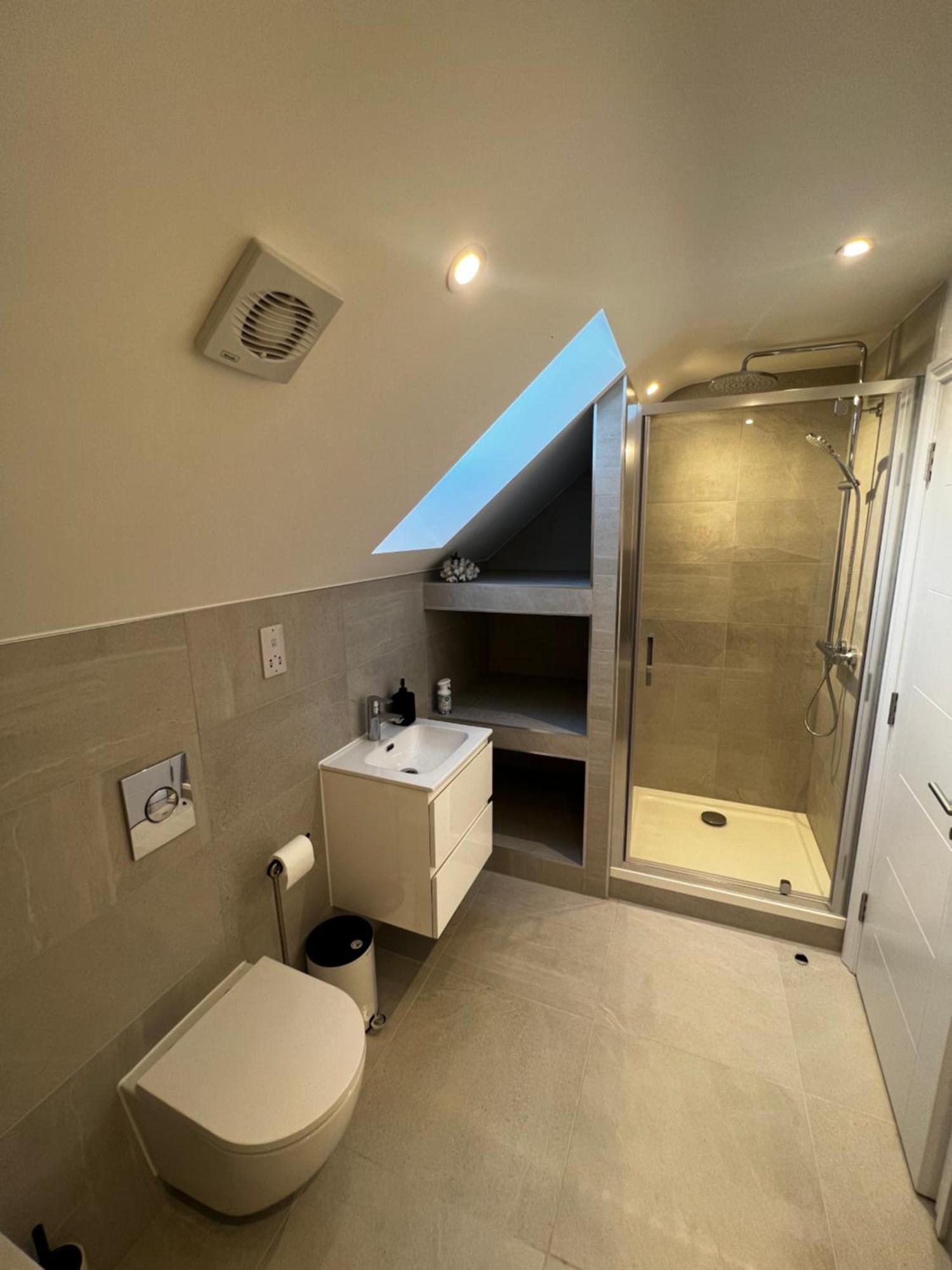 Apartment Modern And Spacious Two Bedroom Near City Centre Bristol