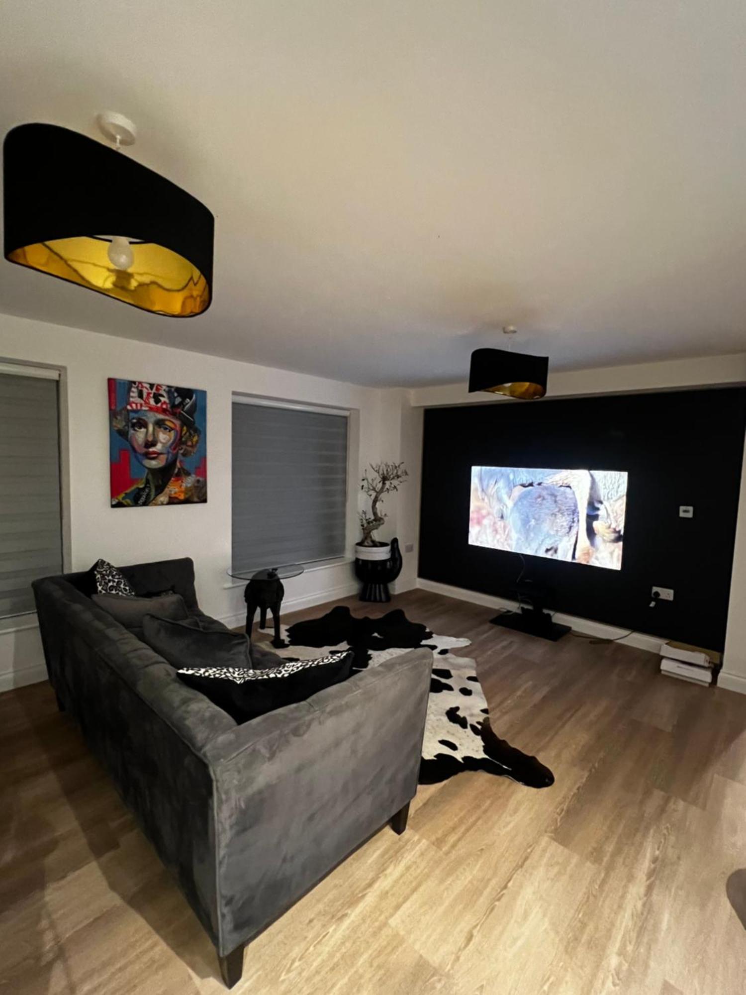 Apartment Modern And Spacious Two Bedroom Near City Centre *