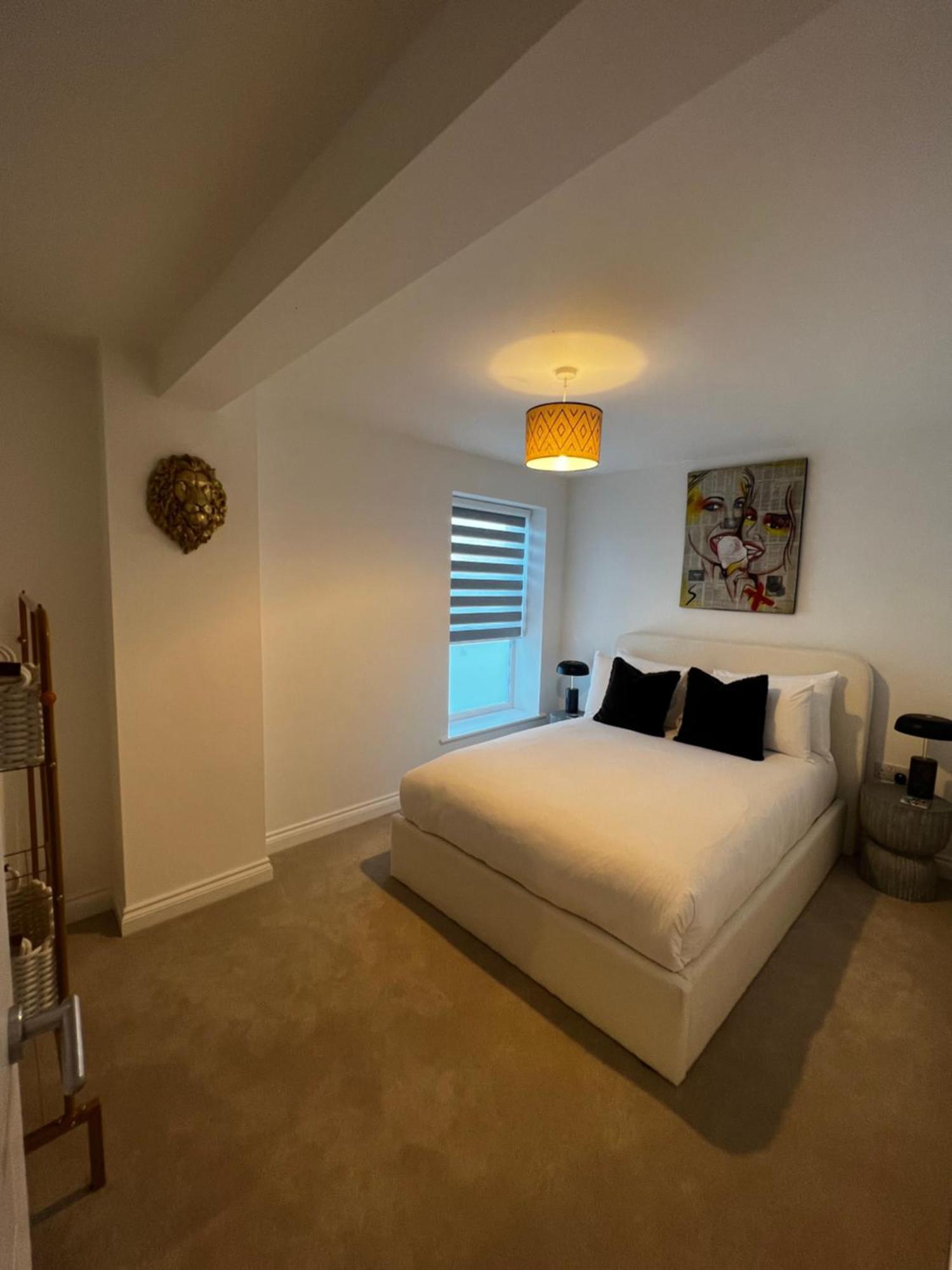 Modern And Spacious Two Bedroom Near City Centre Apartment