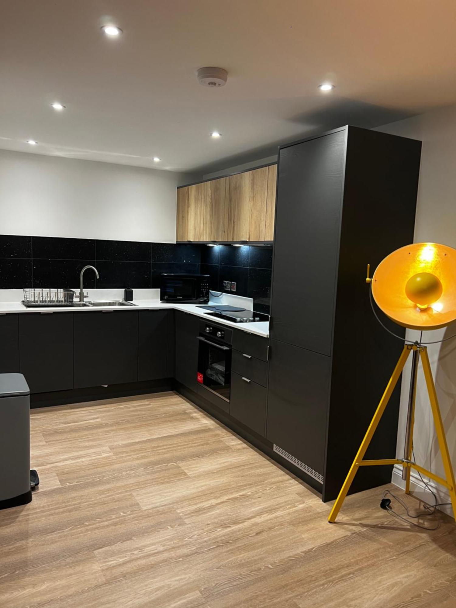 Apartment Modern And Spacious Two Bedroom Near City Centre *