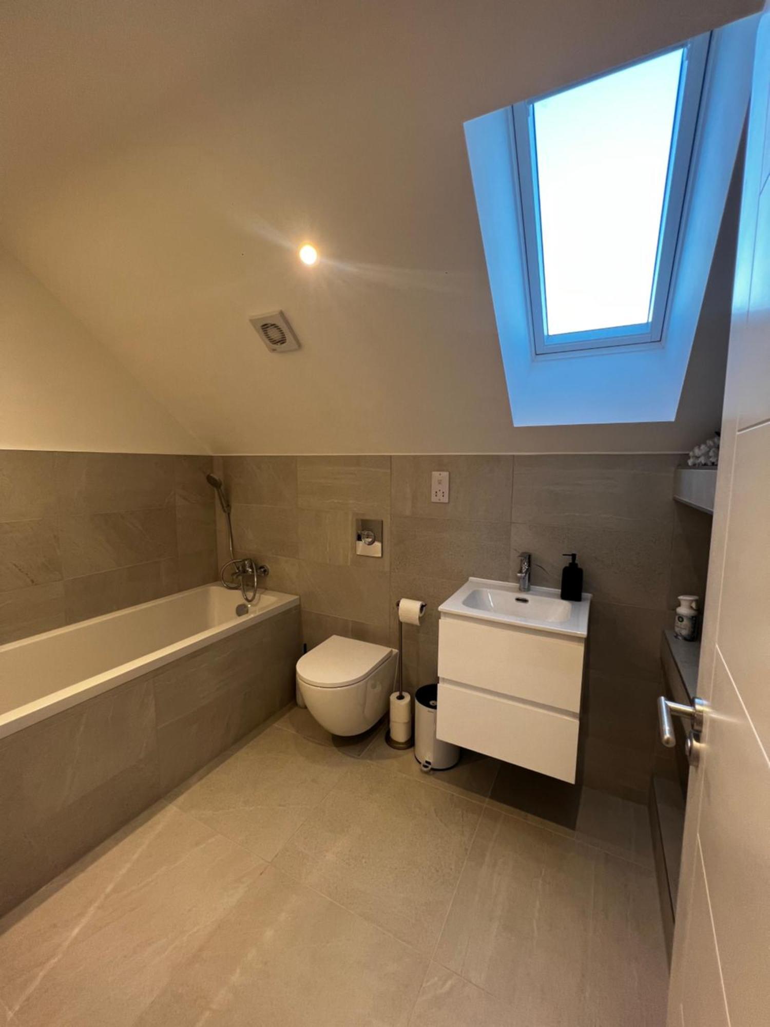Apartment Modern And Spacious Two Bedroom Near City Centre Bristol