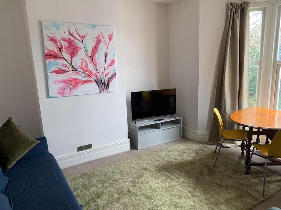 2 Bed Flat. Free Parking Apartment *