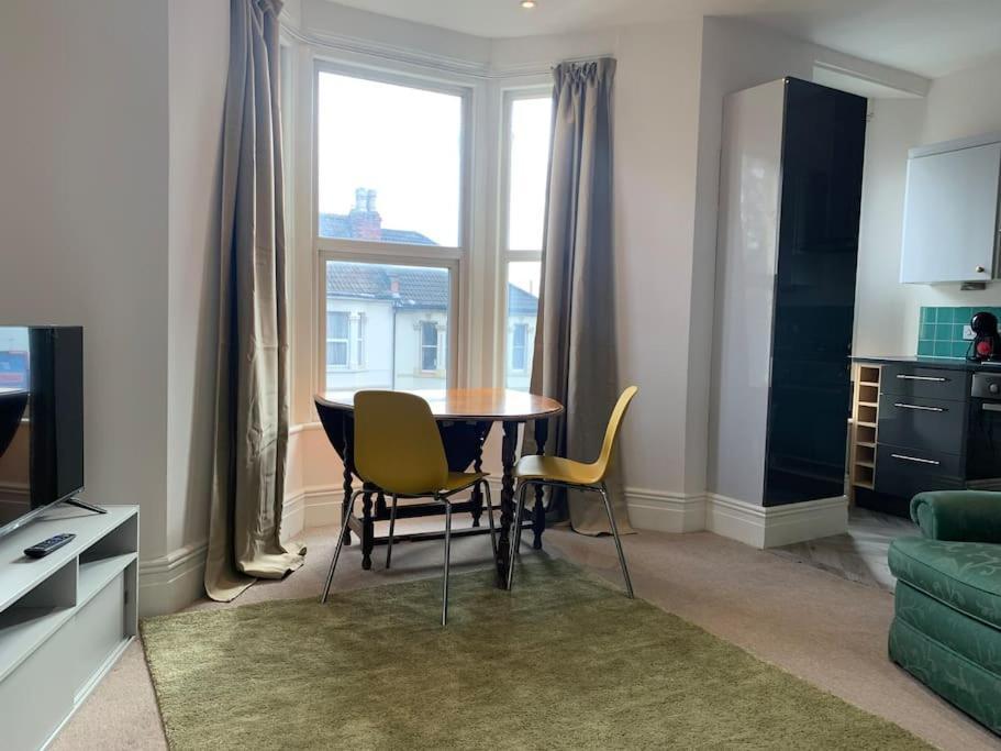 2 Bed Flat. Free Parking Apartment