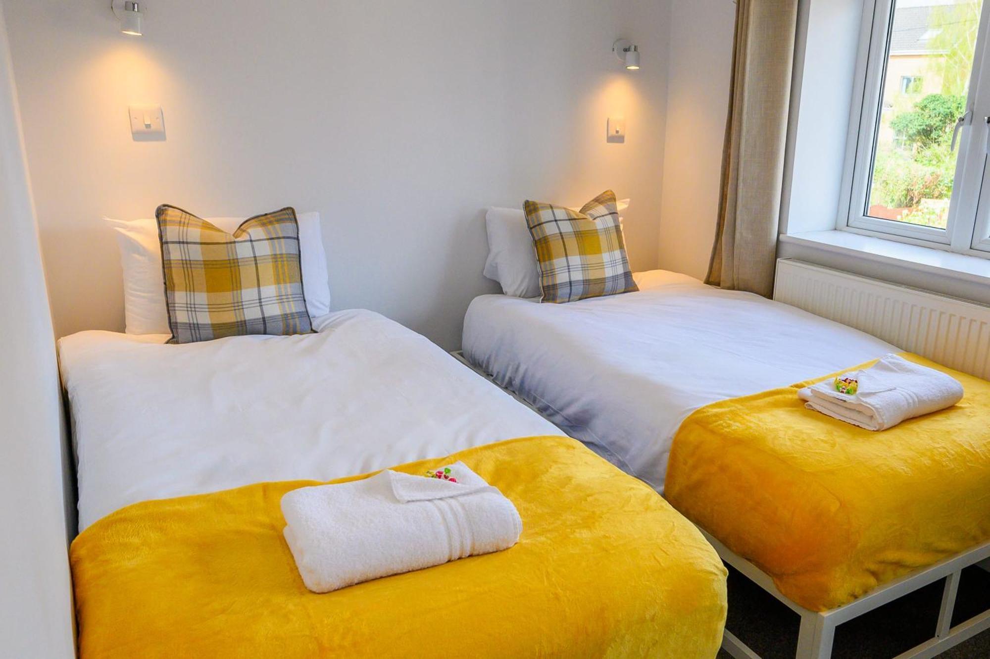 Dings House With Free Parking In Super South West Location By Staystaycations