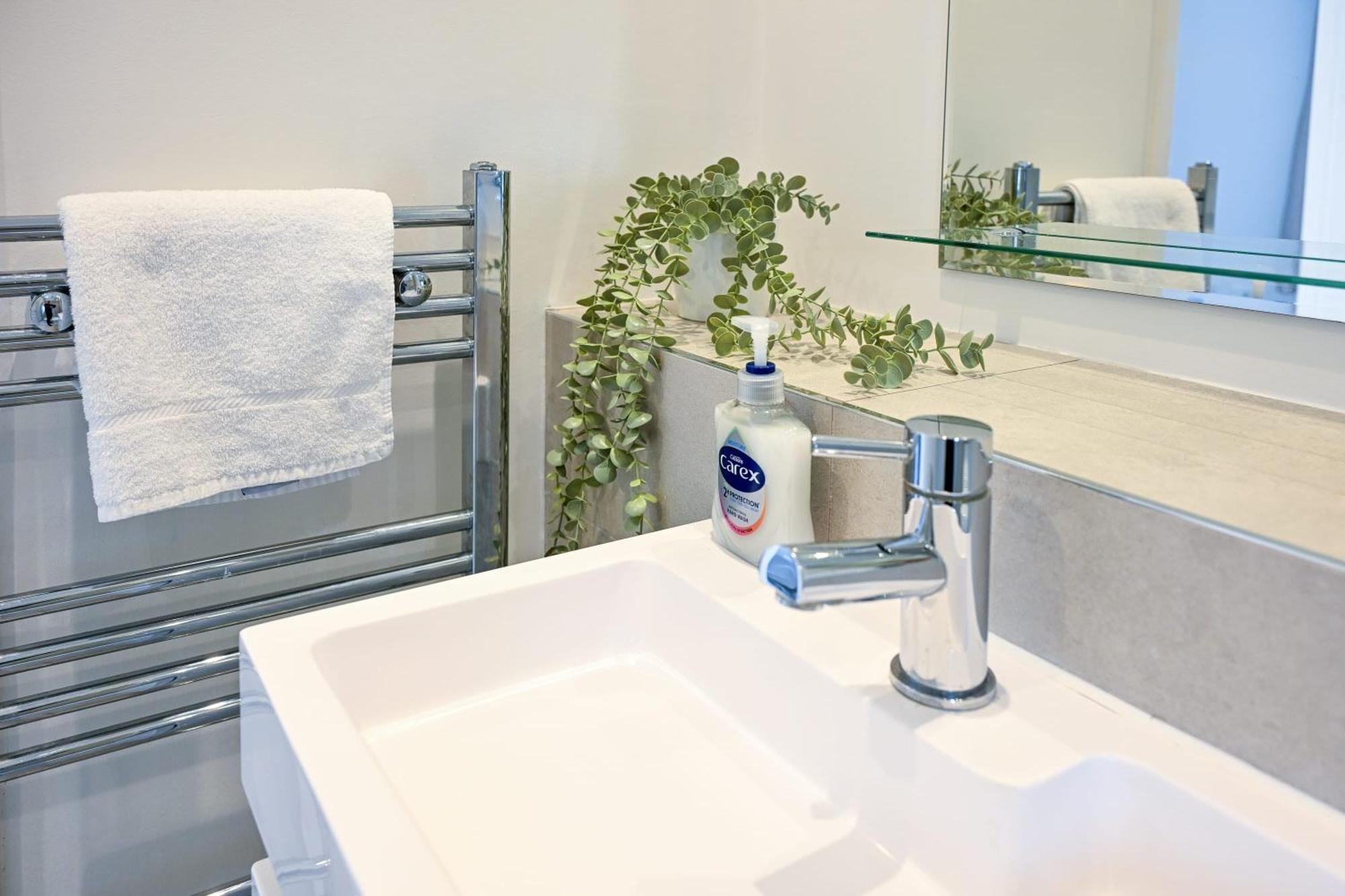 Dings House With Free Parking In Super South West Location By Staystaycations Bristol