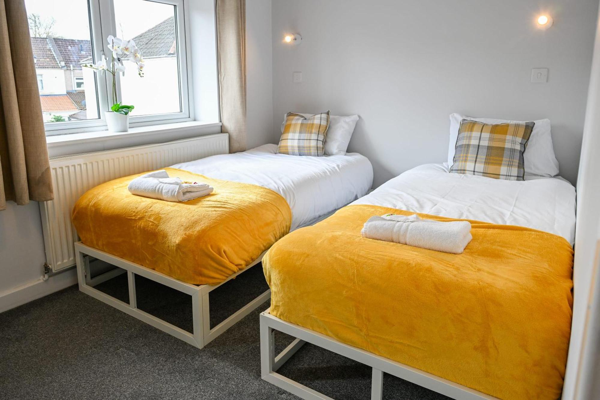 Dings House With Free Parking In Super South West Location By Staystaycations Holiday home