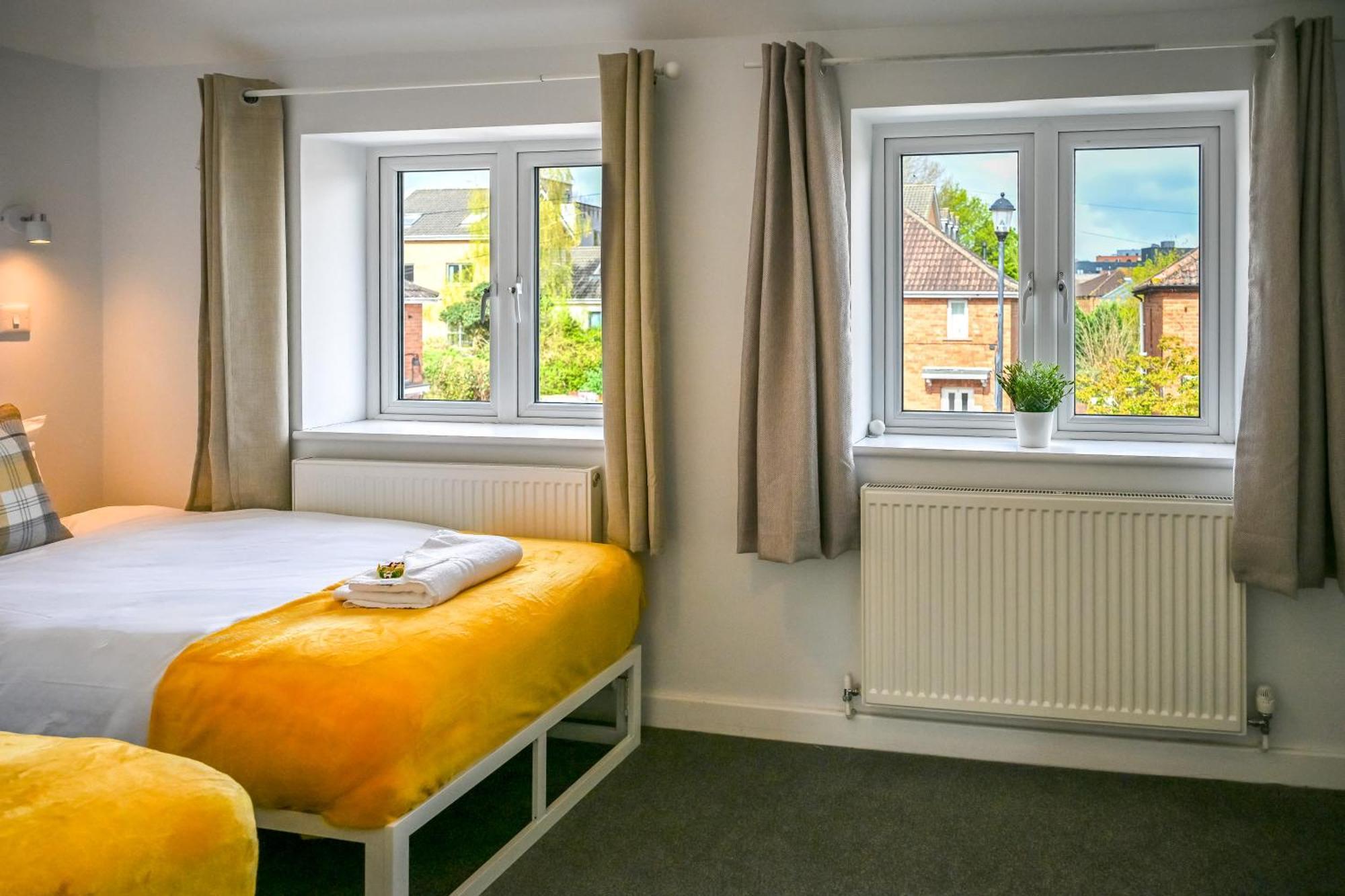 Dings House With Free Parking In Super South West Location By Staystaycations