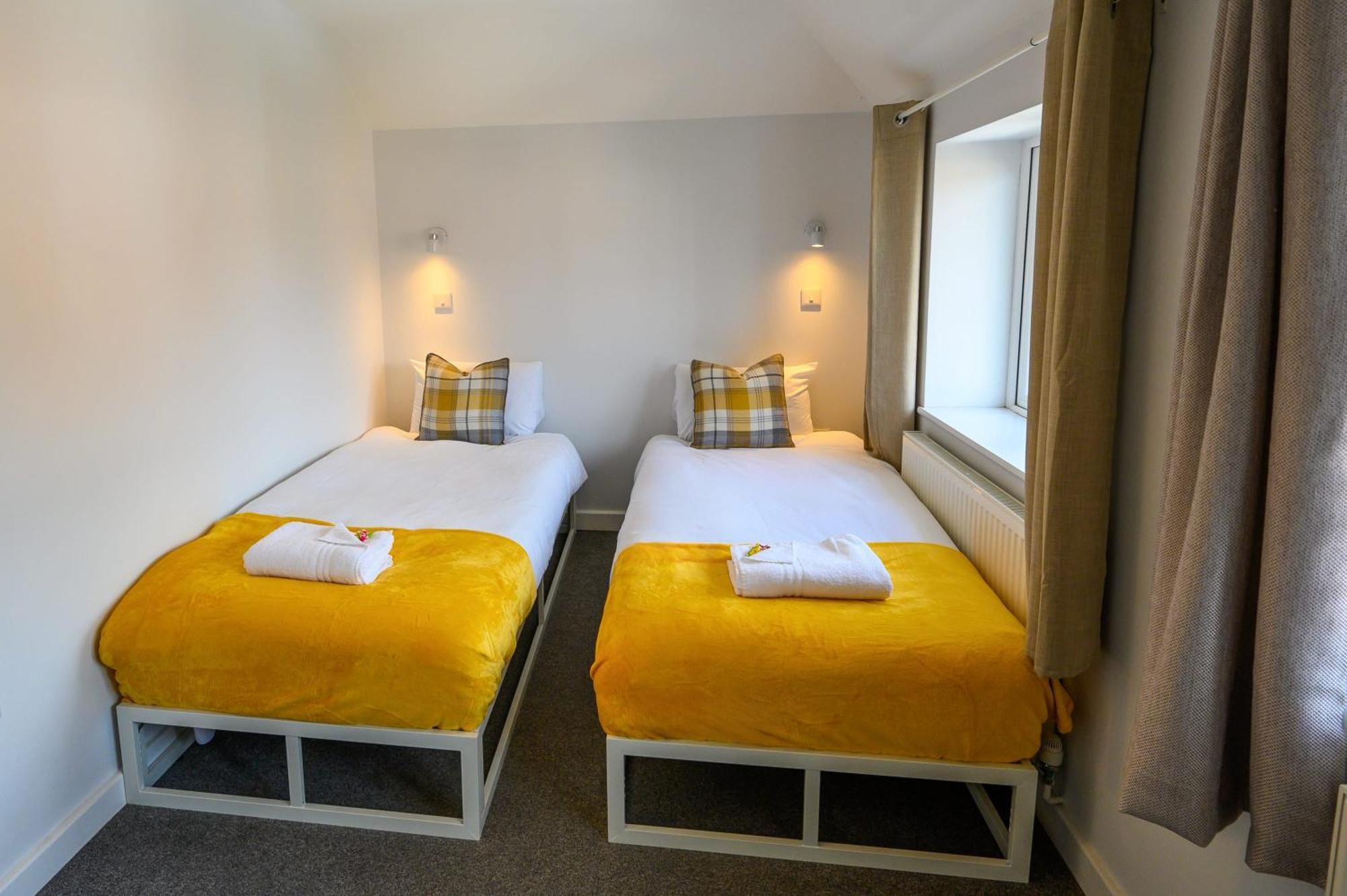 Dings House With Free Parking In Super South West Location By Staystaycations *