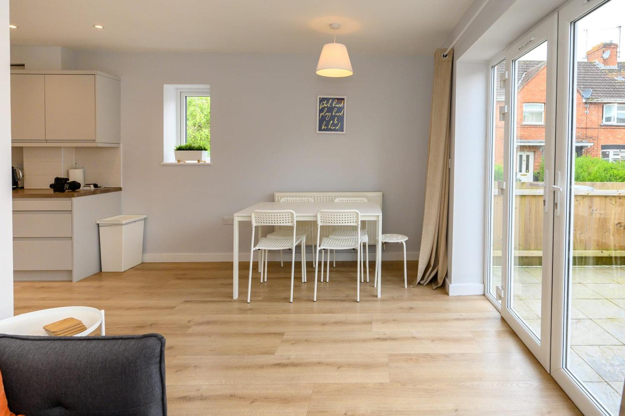 Dings House With Free Parking In Super South West Location By Staystaycations Holiday home