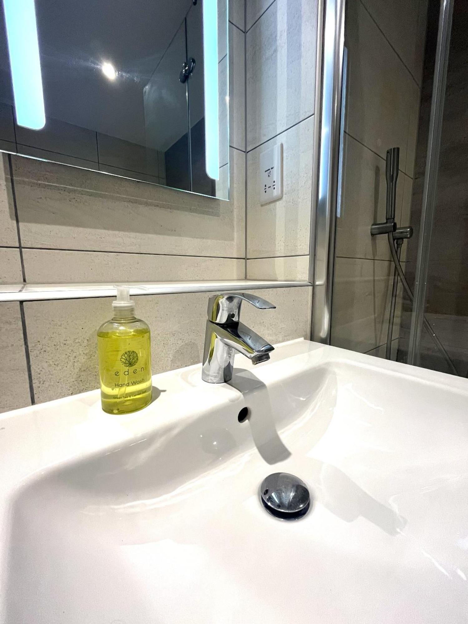 Harbourside Haven - One Bed With Balcony *