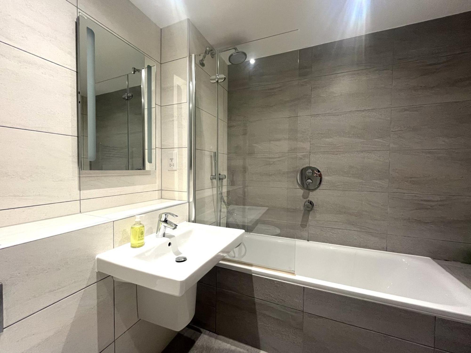 Harbourside Haven - One Bed With Balcony Apartment