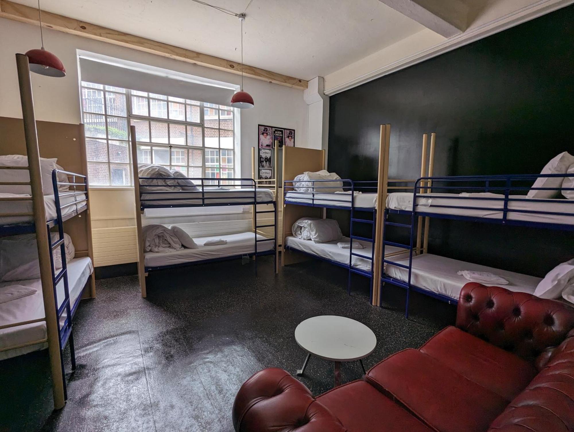 Rock N Bowl Hostel *