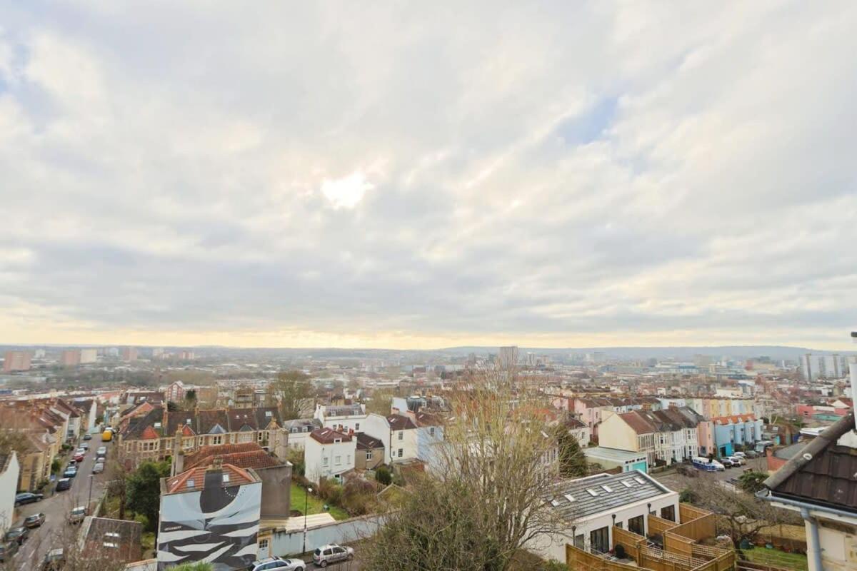 Spacious 2 Storey Penthouse Flat, Fantastic Views! *