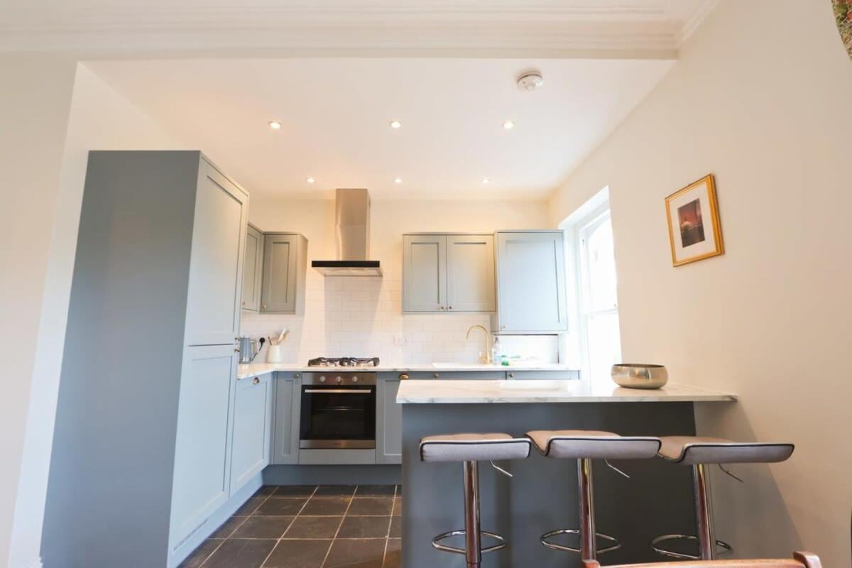 Spacious 2 Storey Penthouse Flat, Fantastic Views!