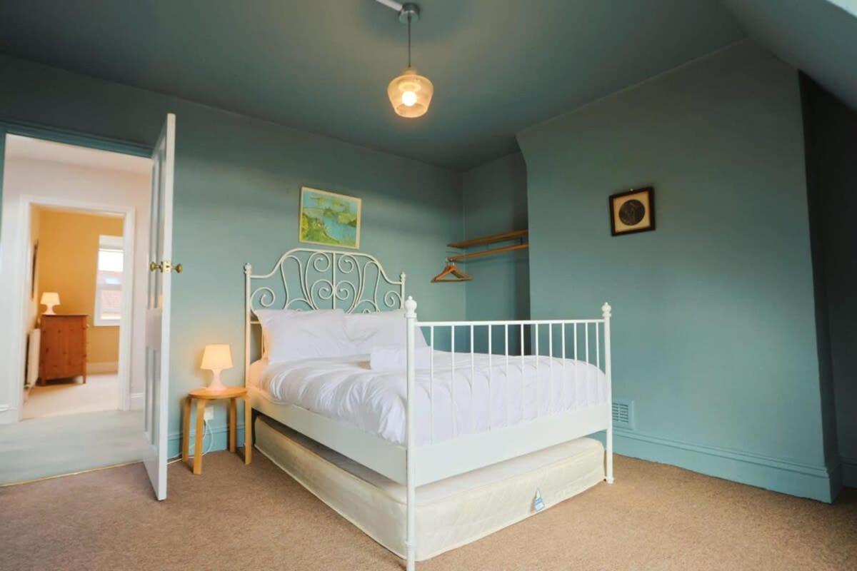Spacious 2 Storey Penthouse Flat, Fantastic Views! *