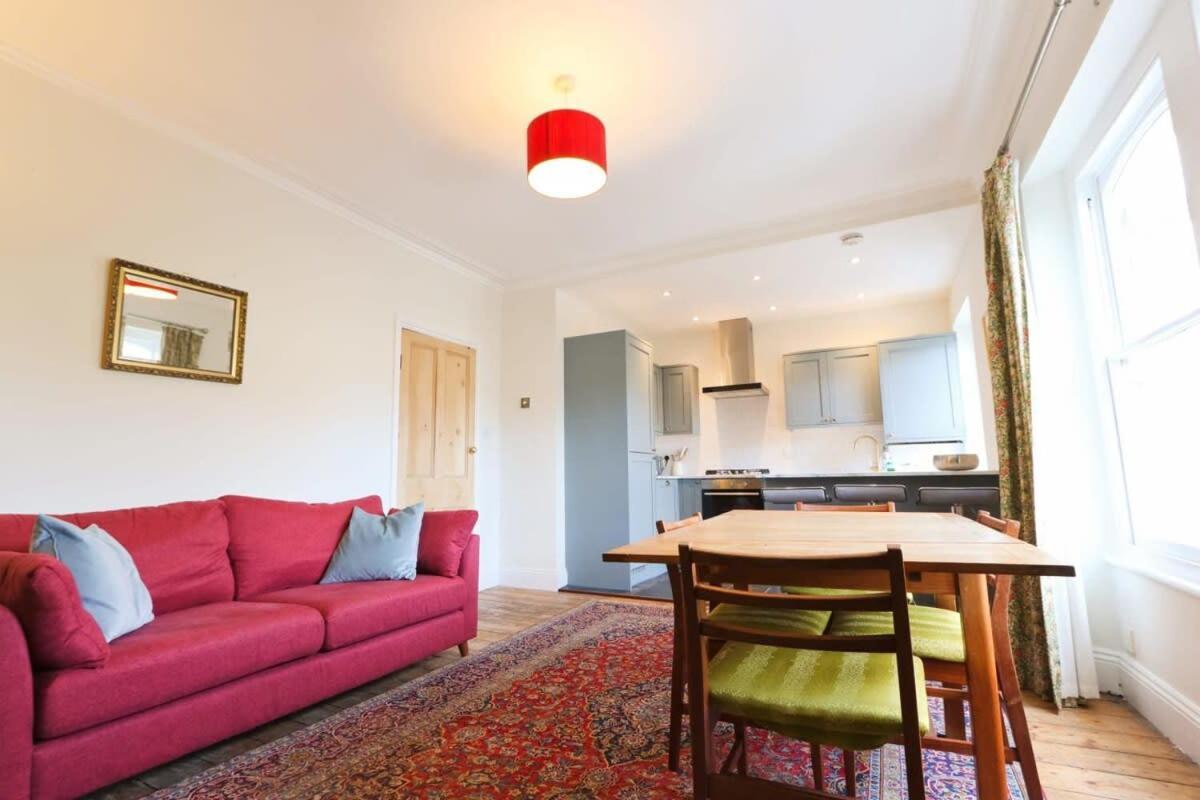 Spacious 2 Storey Penthouse Flat, Fantastic Views! *