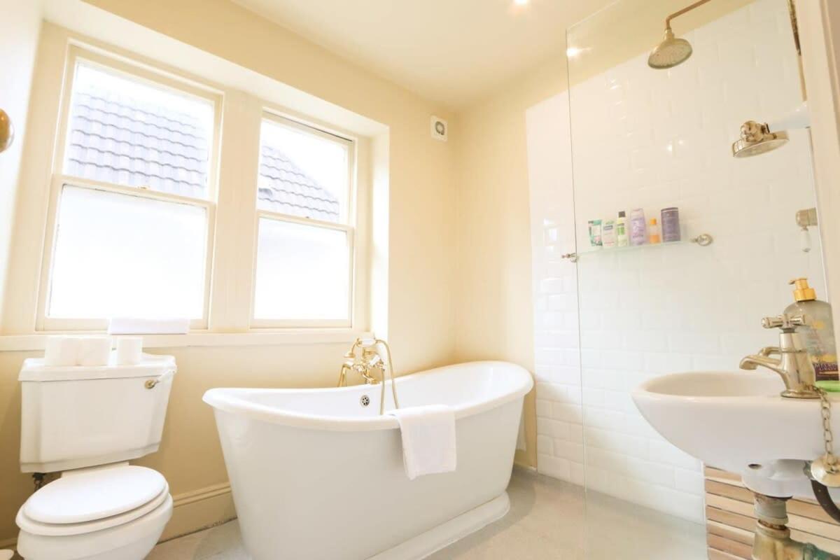 Spacious 2 Storey Penthouse Flat, Fantastic Views!