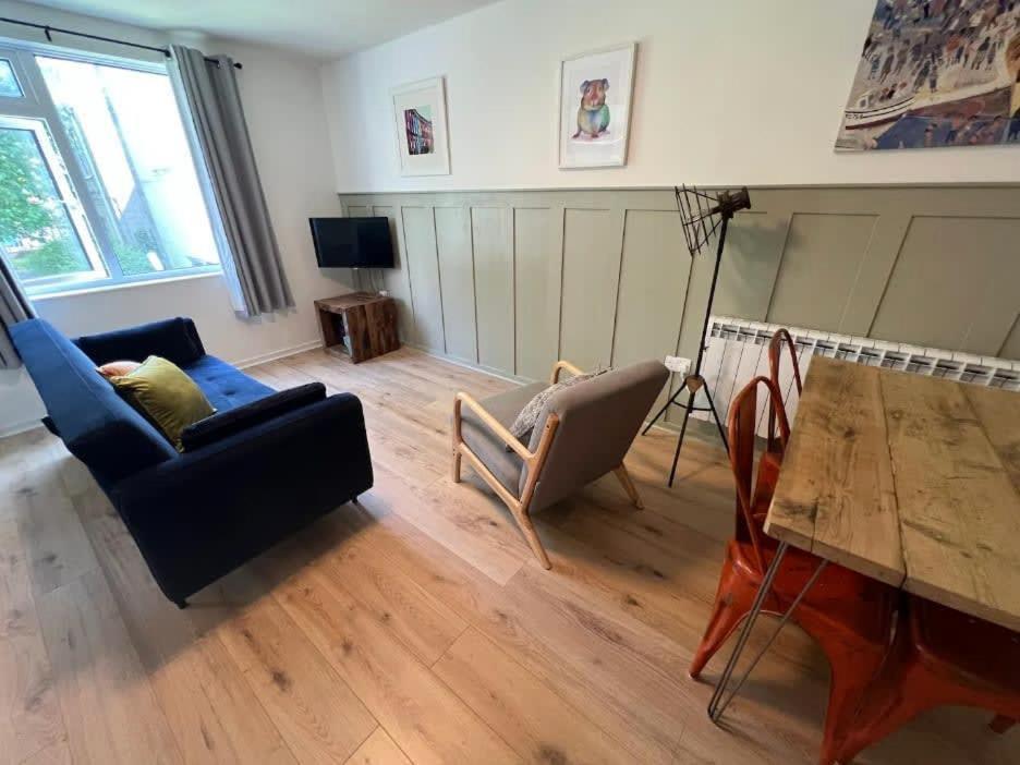 Montague One Bedroom Flat With Parking * Bristol