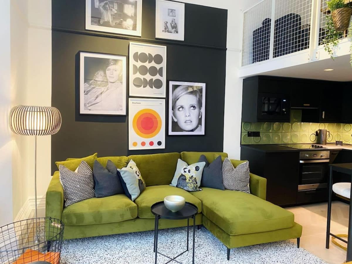 Modern And Bright Three Bed Apartment Bristol