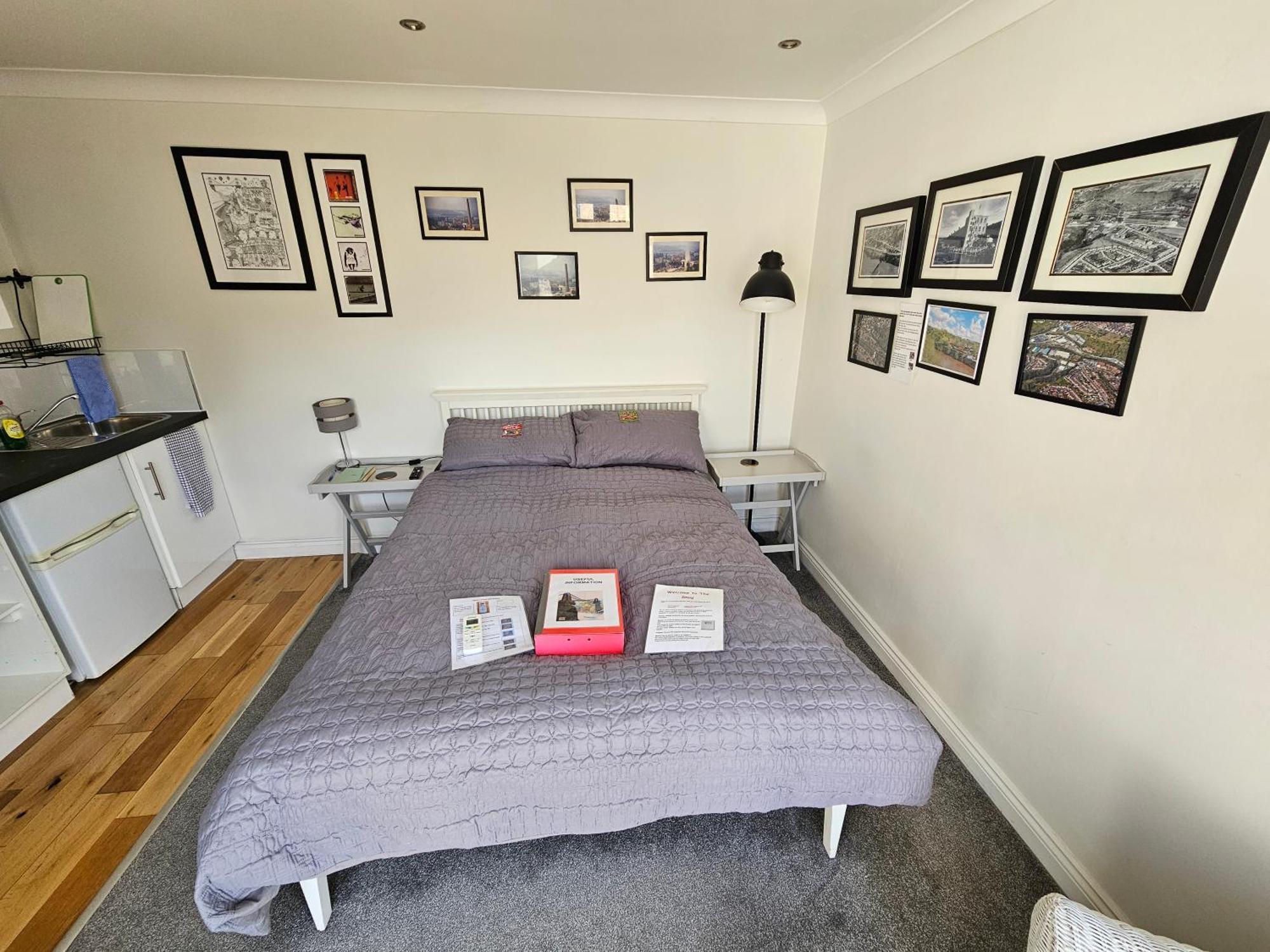 Modern Immaculate With Ac & Parking, Outside The Caz *