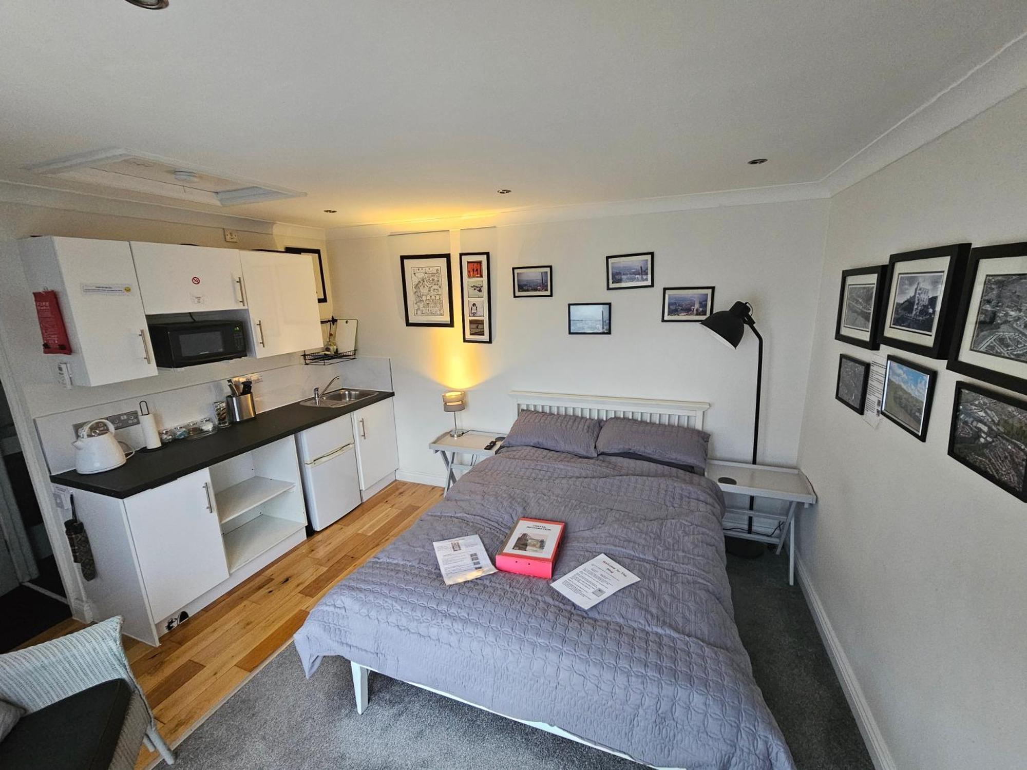 Modern Immaculate With Ac & Parking, Outside The Caz
