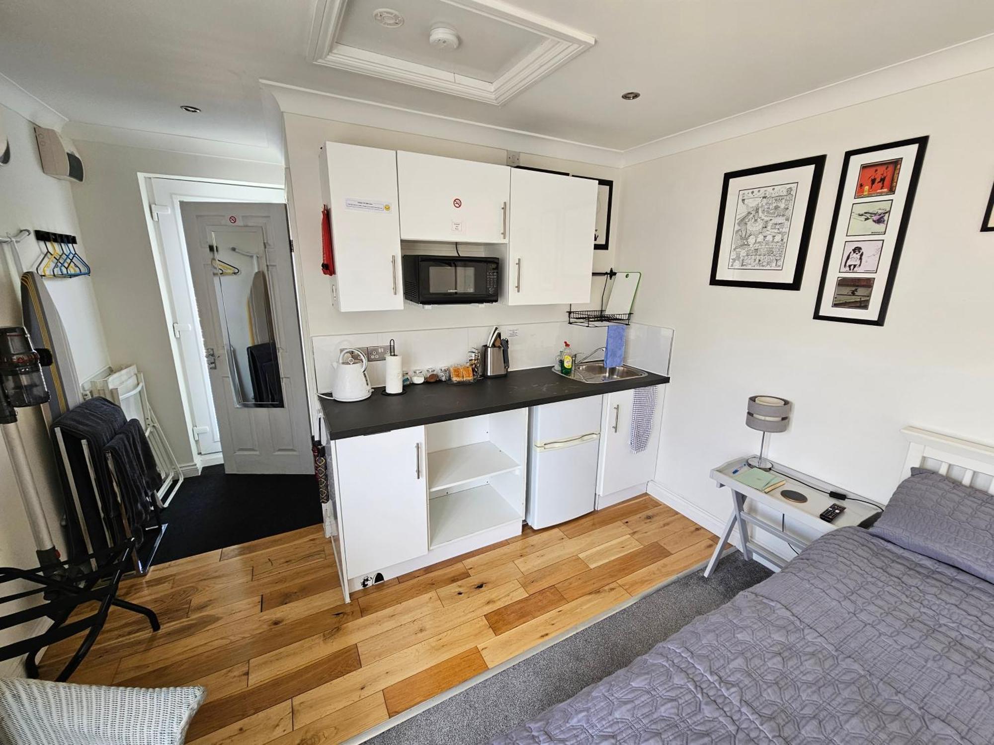 Modern Immaculate With Ac & Parking, Outside The Caz
