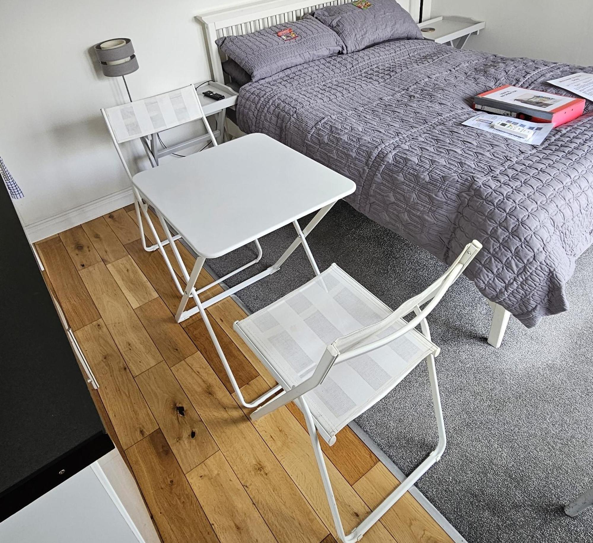 Modern Immaculate With Ac & Parking, Outside The Caz