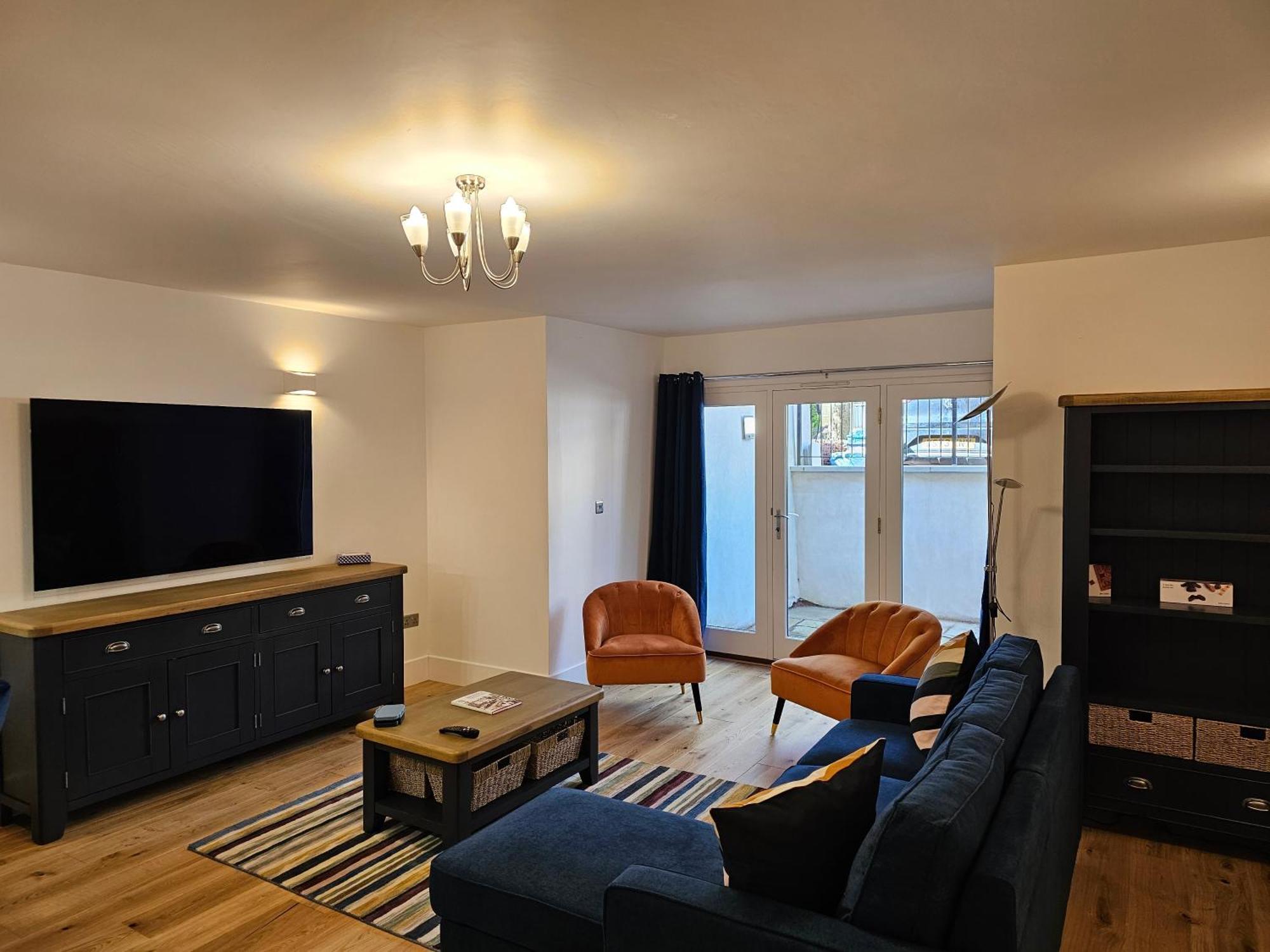 Spacious Modern 2-bed Parking & Wi-fi & 65
