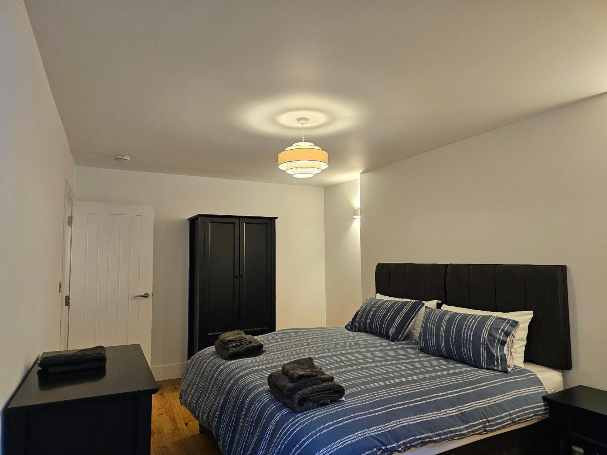 Spacious Modern 2-bed Parking & Wi-fi & 65