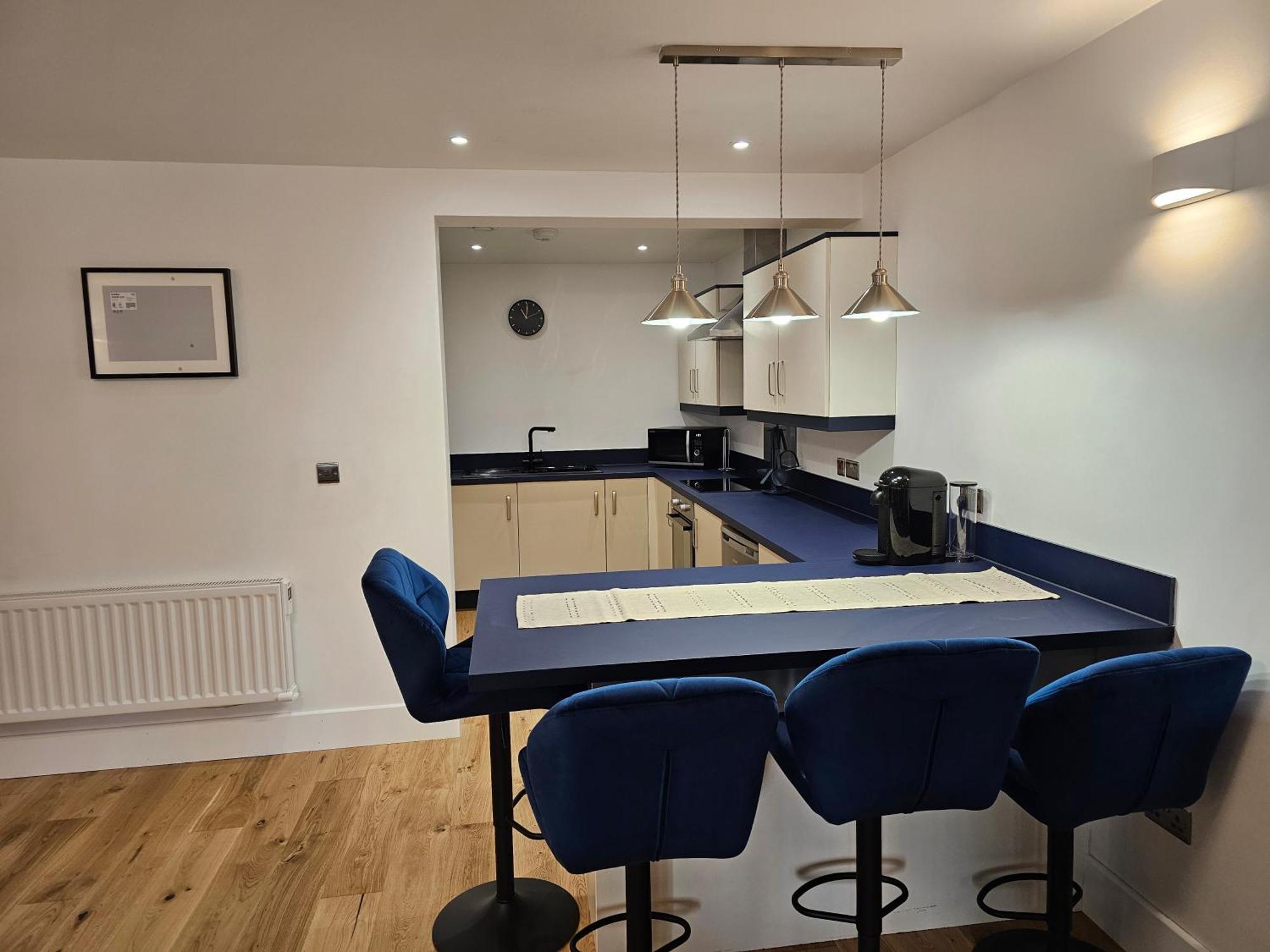 Spacious Modern 2-bed Parking & Wi-fi & 65