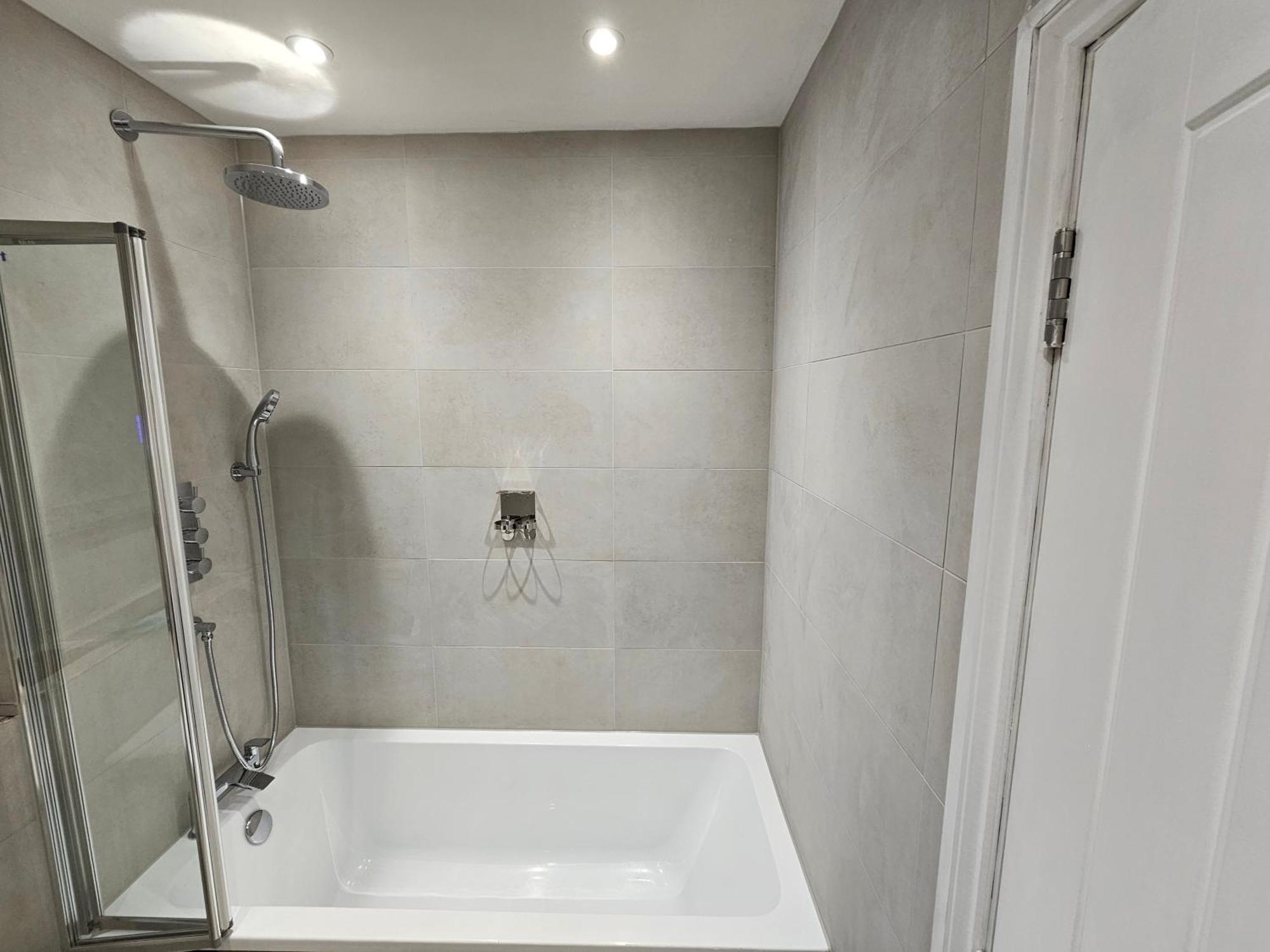 Spacious Modern 2-bed Parking & Wi-fi & 65