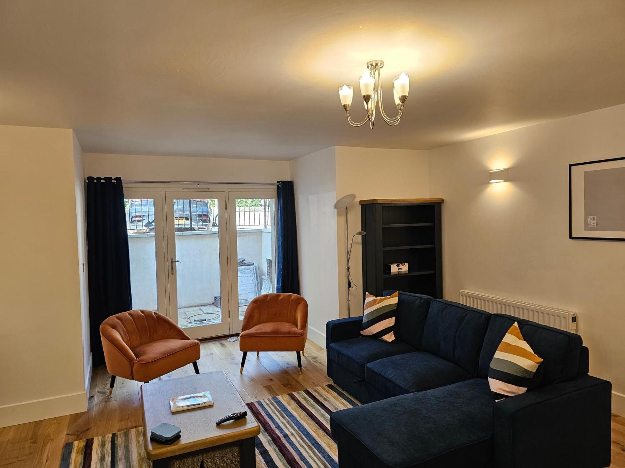 Spacious Modern 2-bed Parking & Wi-fi & 65