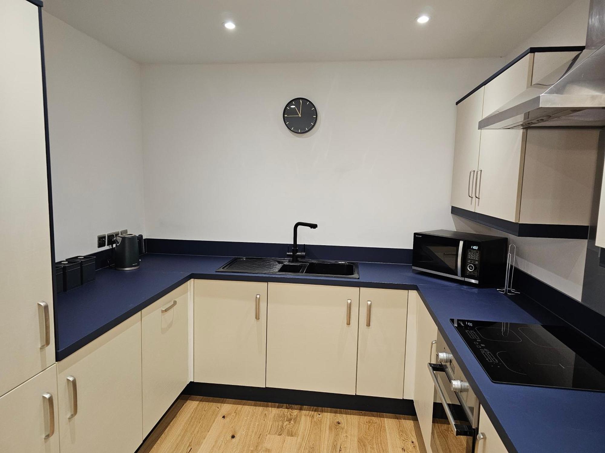 Spacious Modern 2-bed Parking & Wi-fi & 65
